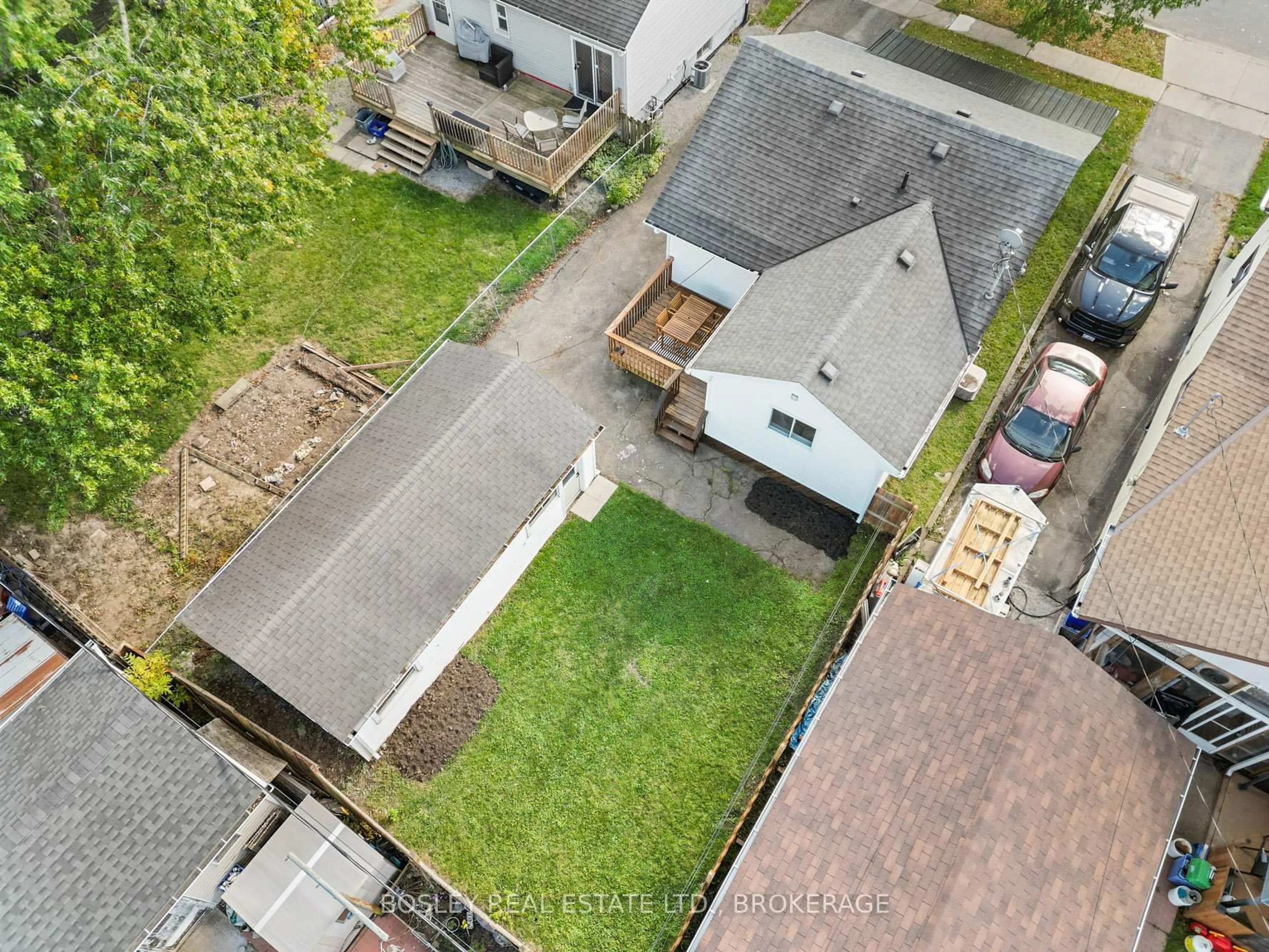 A pic from outside/outdoor area/front of a property/back of a property/a pic from drone, street for 394 FLEET St, Welland Ontario L3B 4X5