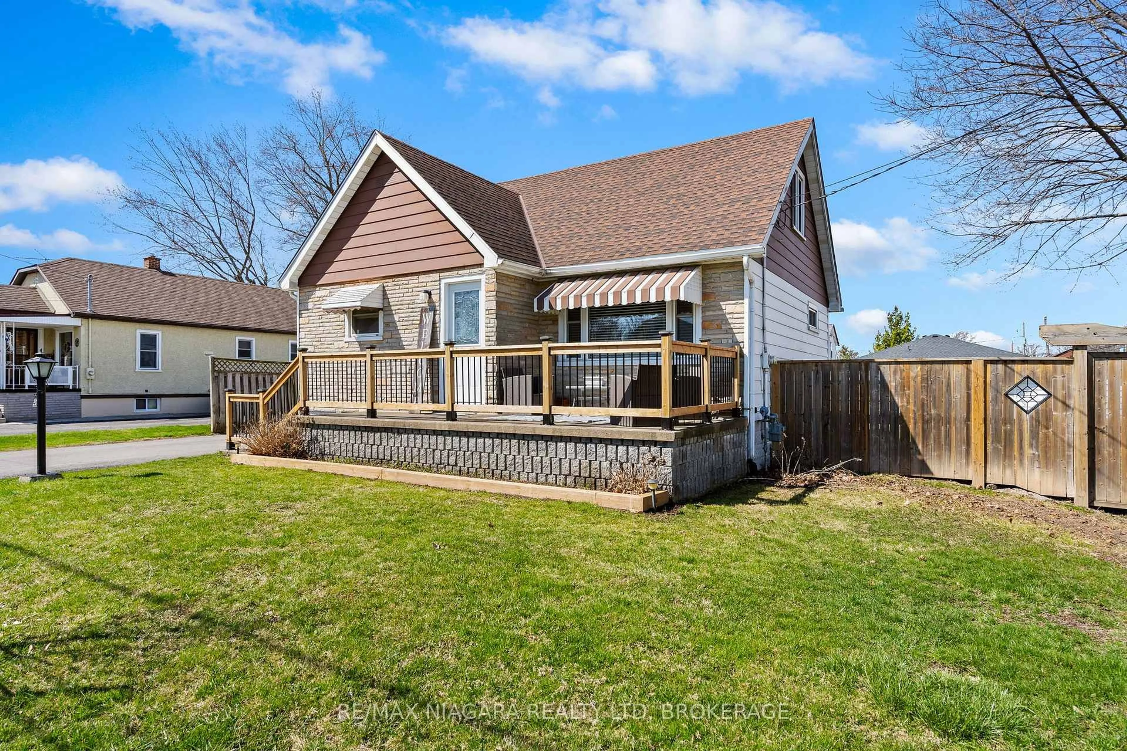 Home with vinyl exterior material, water/lake/river/ocean view for 201 Knoll St, Port Colborne Ontario L3K 5B4