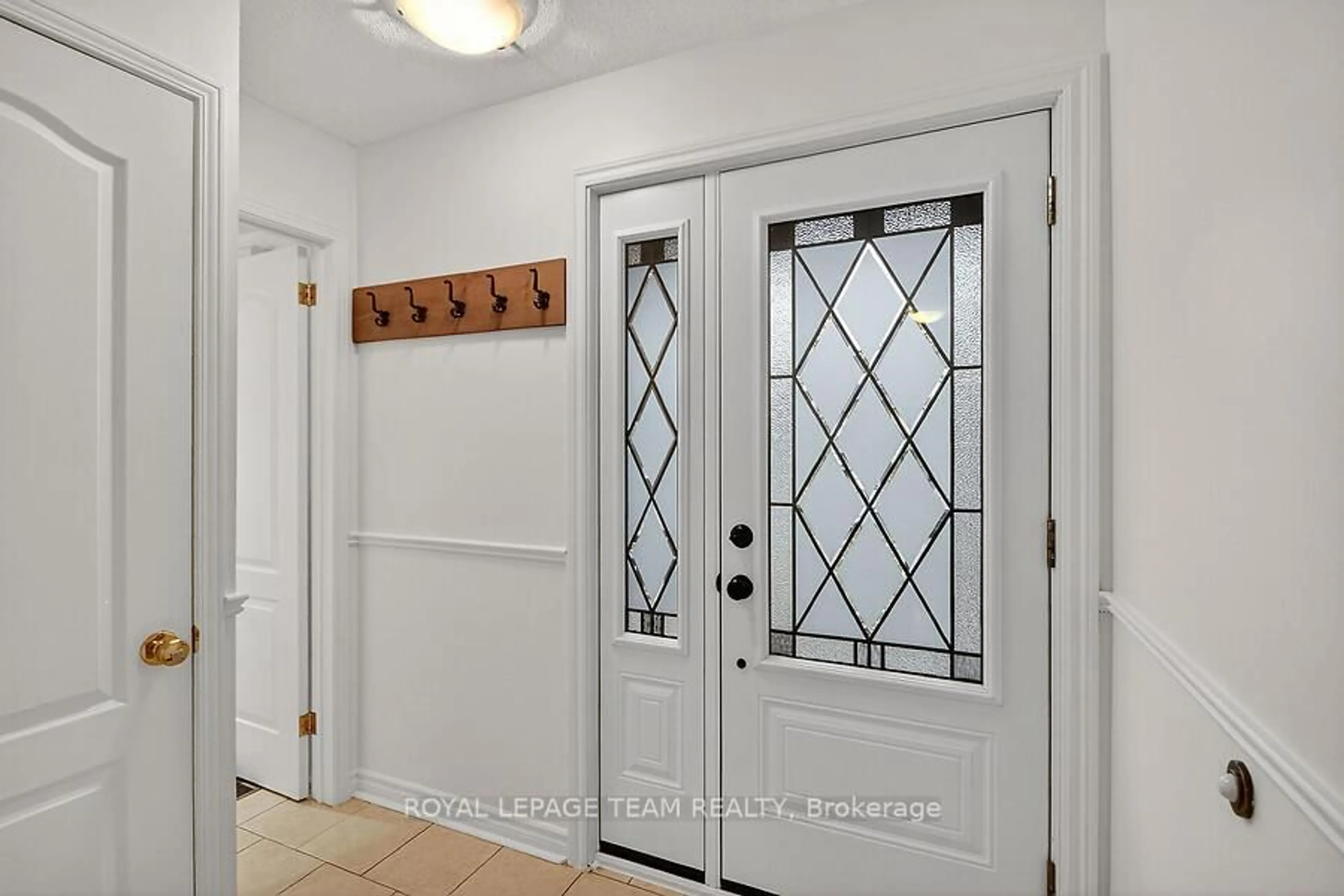 Indoor entryway for 27 Benlark Rd, Barrhaven Ontario K2J 2L5