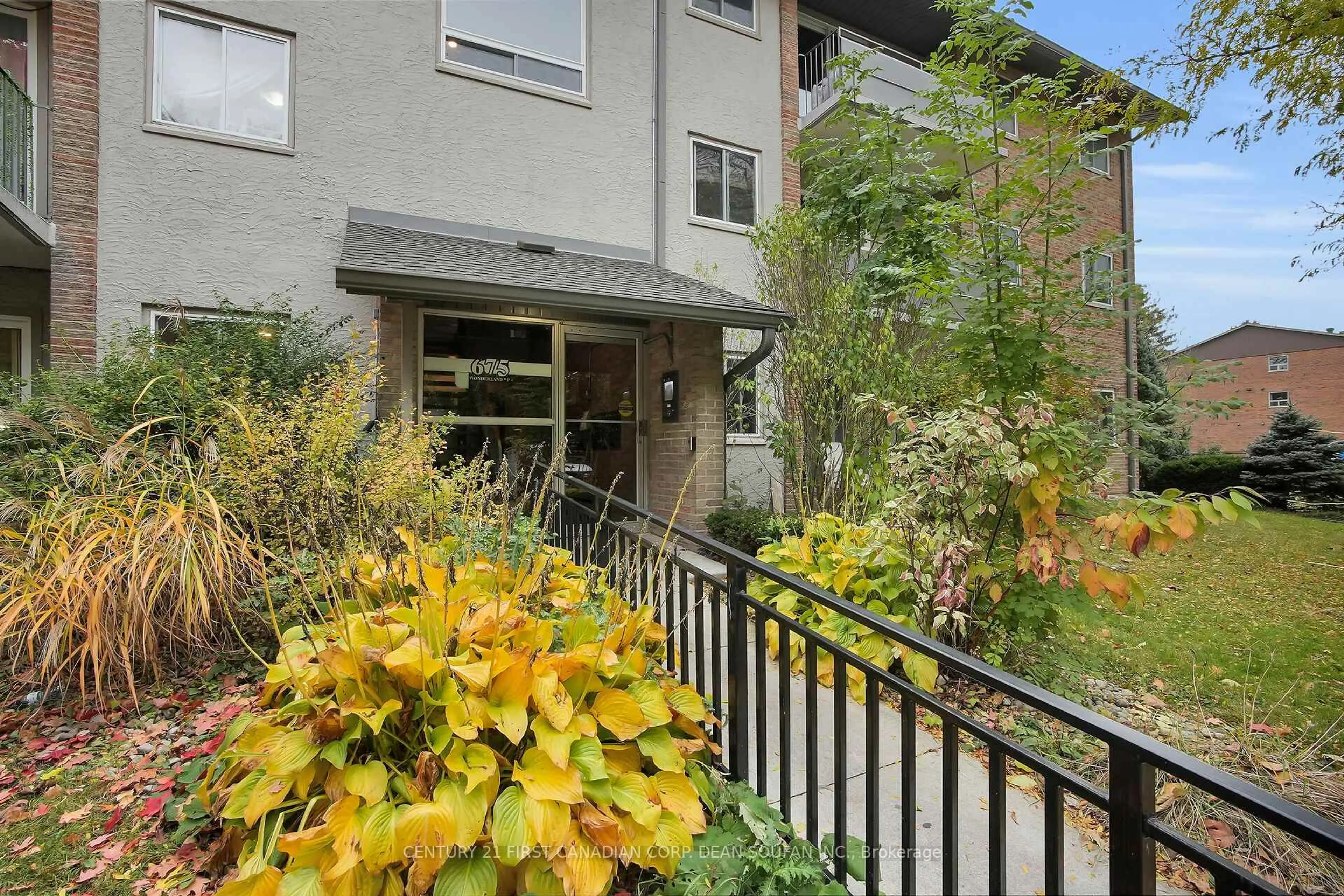 Patio, street for 675 Wonderland Rd #14, London South Ontario N6K 1M1