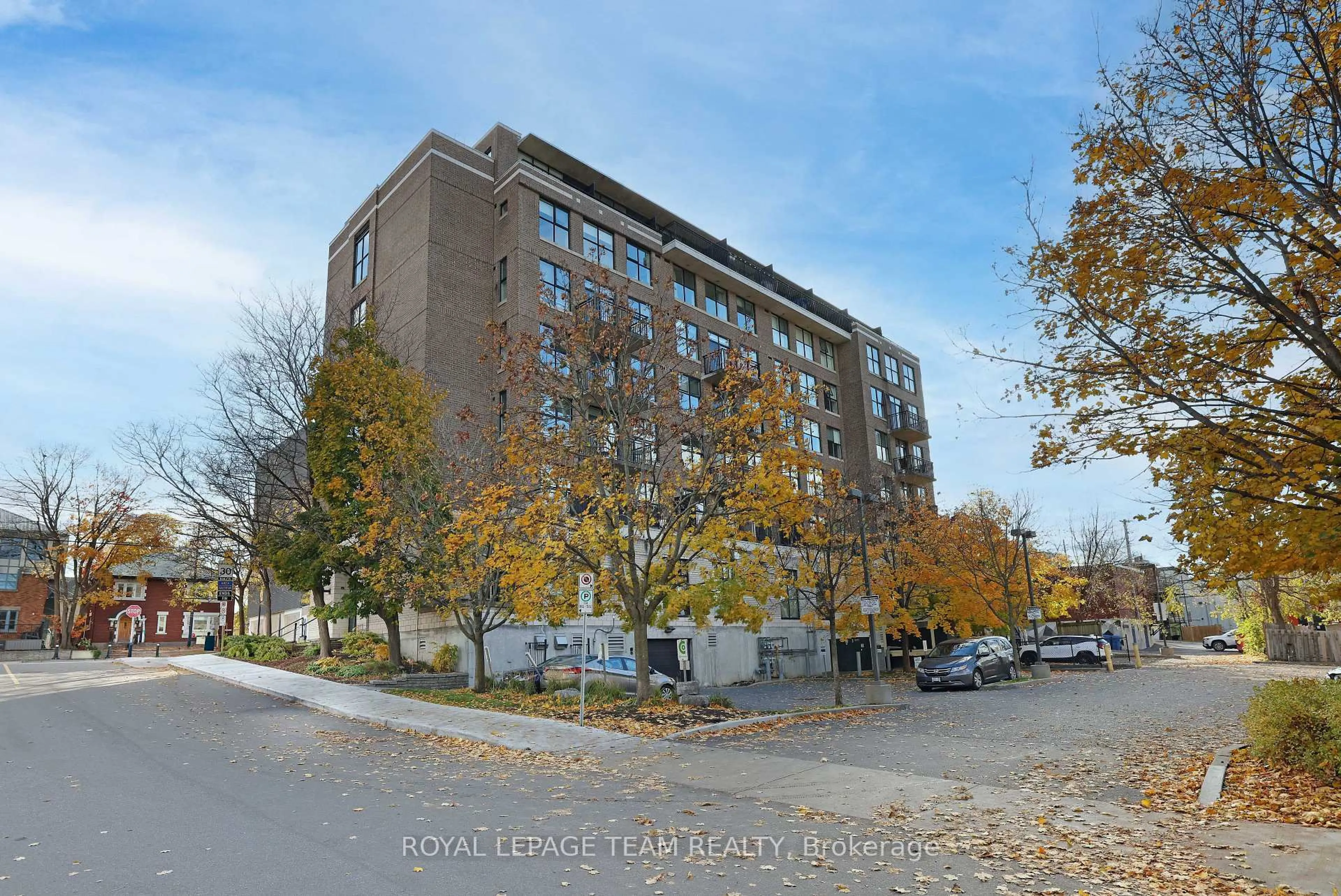 A pic from outside/outdoor area/front of a property/back of a property/a pic from drone, building for 150 Caroline Ave #201, Ottawa Ontario K1Y 4X8