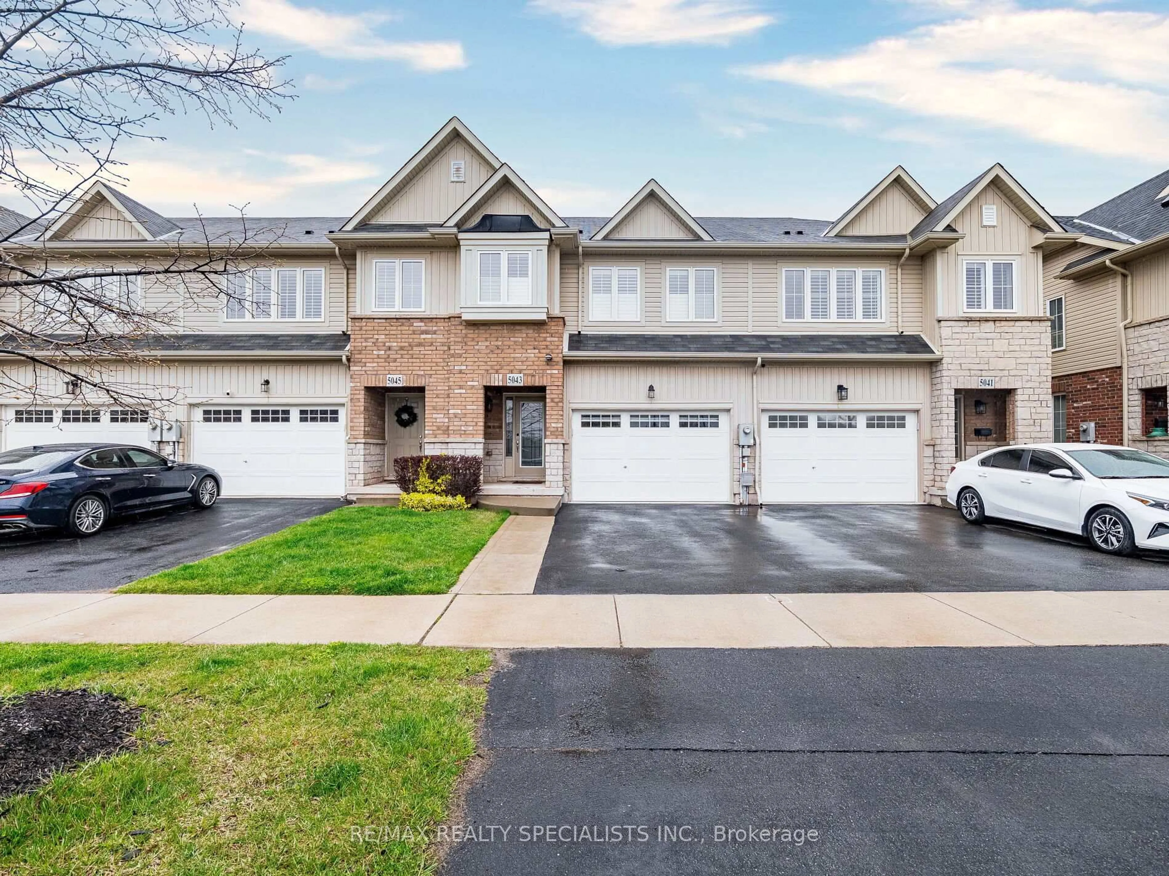 A pic from outside/outdoor area/front of a property/back of a property/a pic from drone, street for 5043 Serena Dr, Lincoln Ontario L0R 1B2