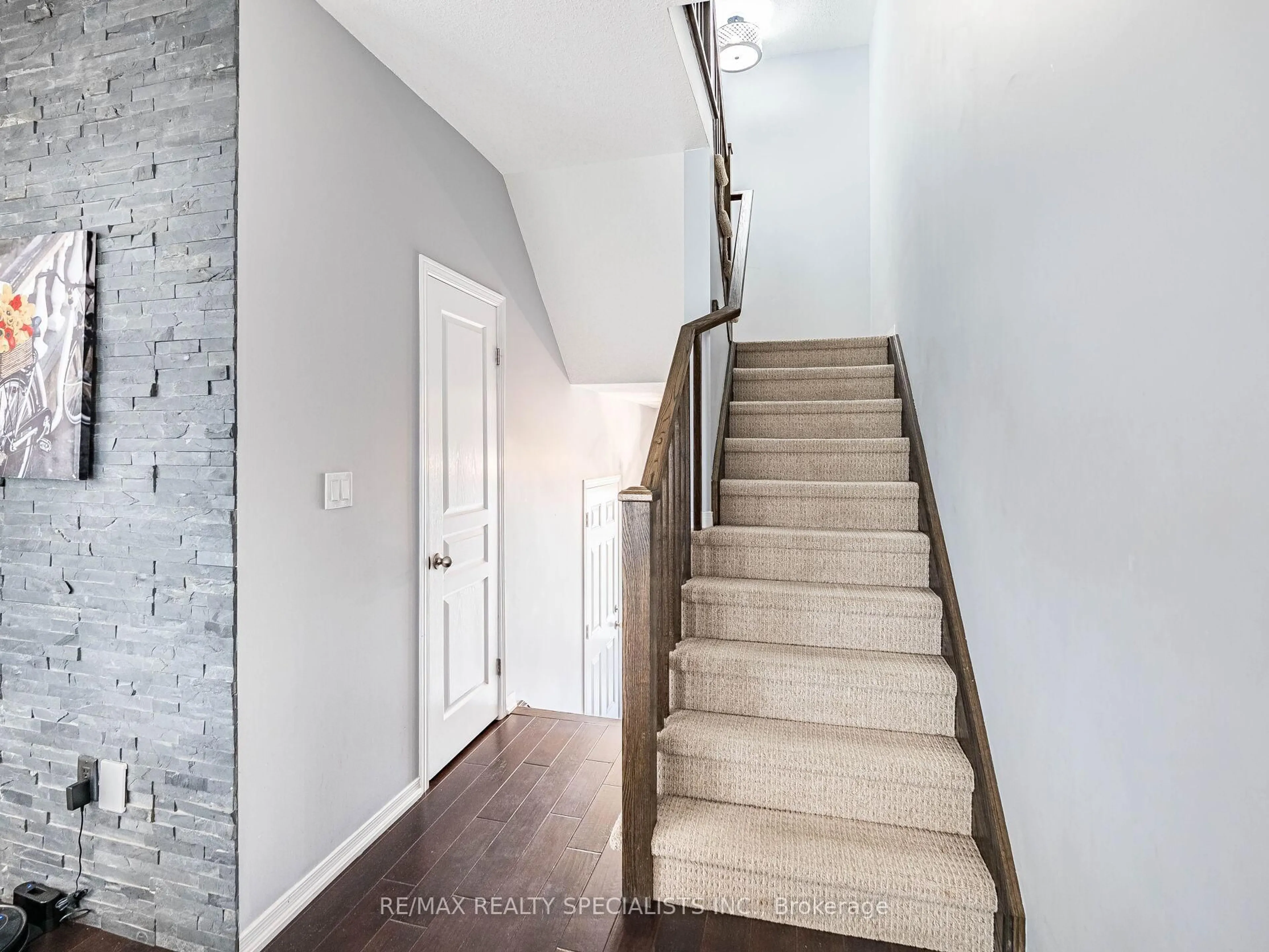 Stairs for 5043 Serena Dr, Lincoln Ontario L0R 1B2