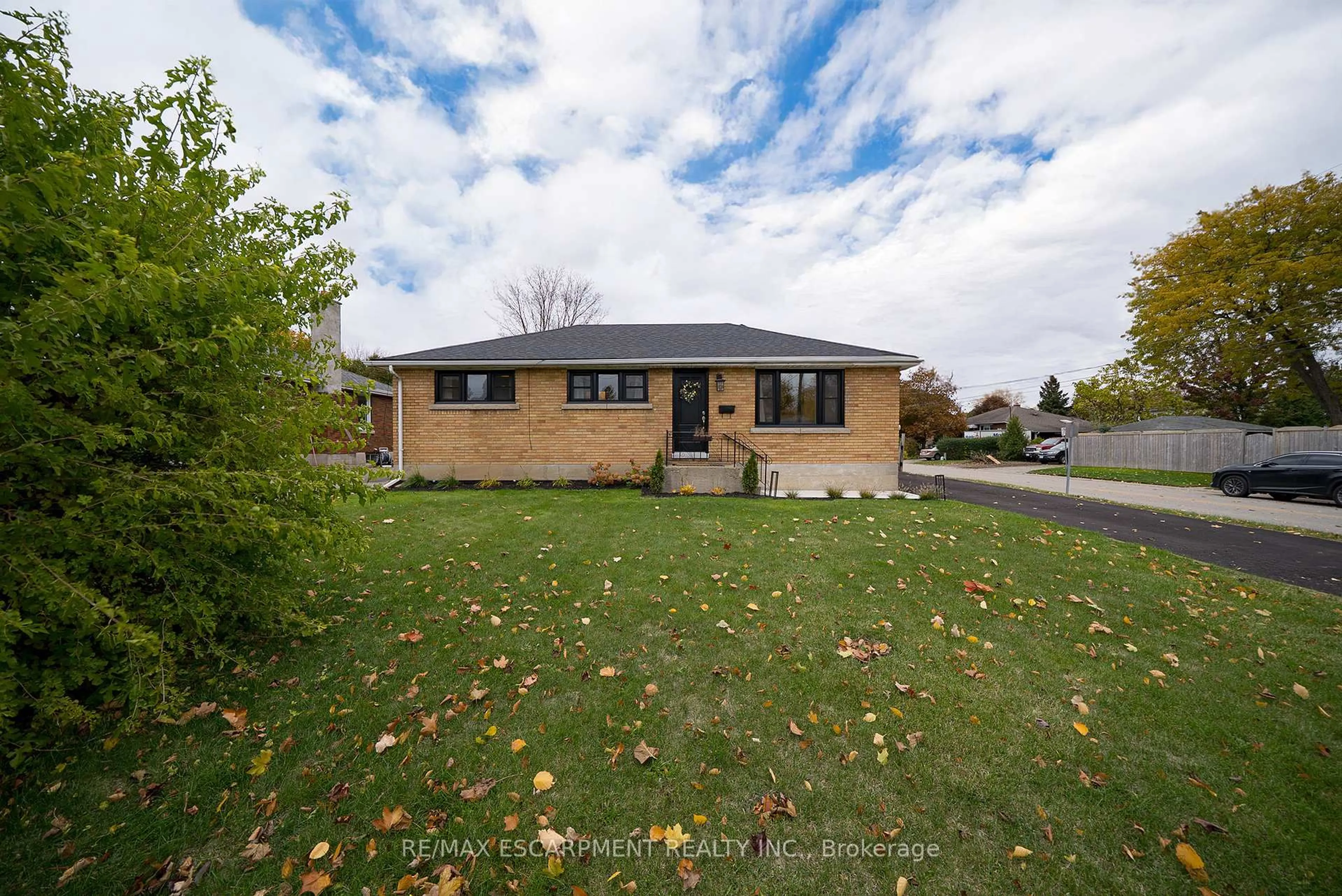 A pic from outside/outdoor area/front of a property/back of a property/a pic from drone, street for 37 Rowanwood Ave, Brantford Ontario N3S 7C1