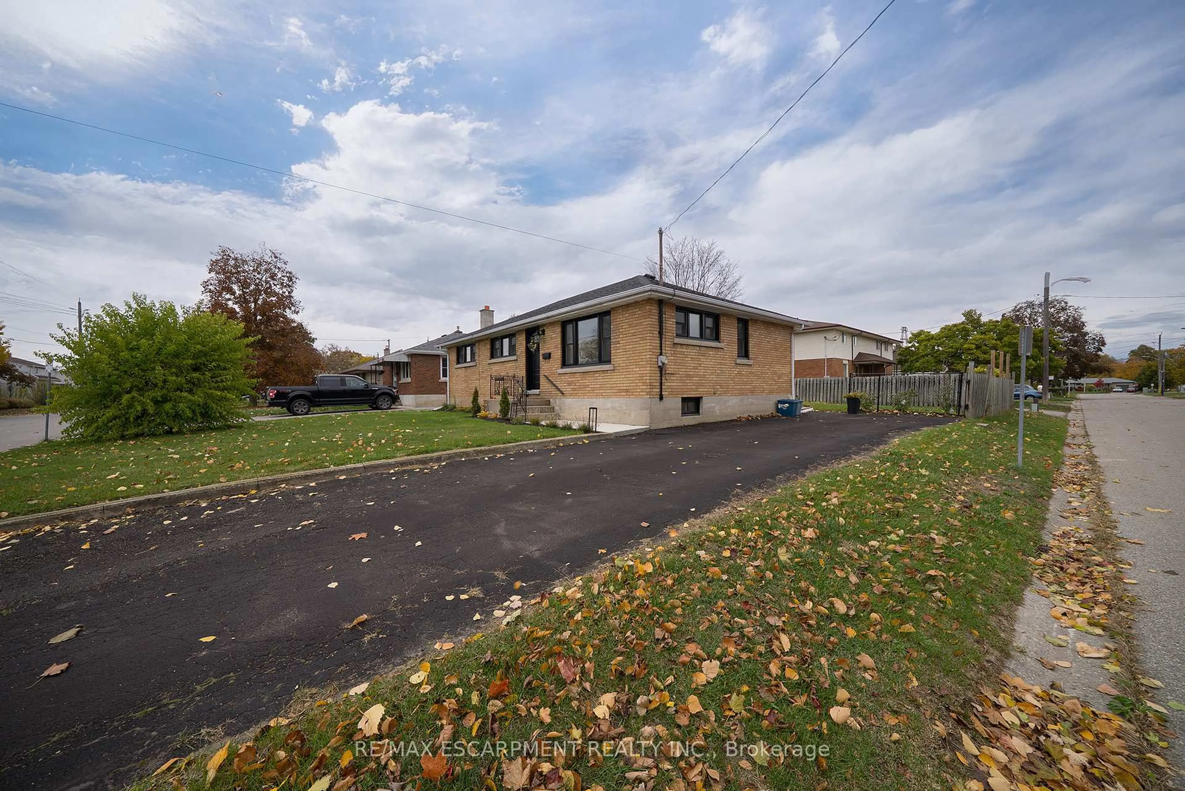 A pic from outside/outdoor area/front of a property/back of a property/a pic from drone, street for 37 Rowanwood Ave, Brantford Ontario N3S 7C1