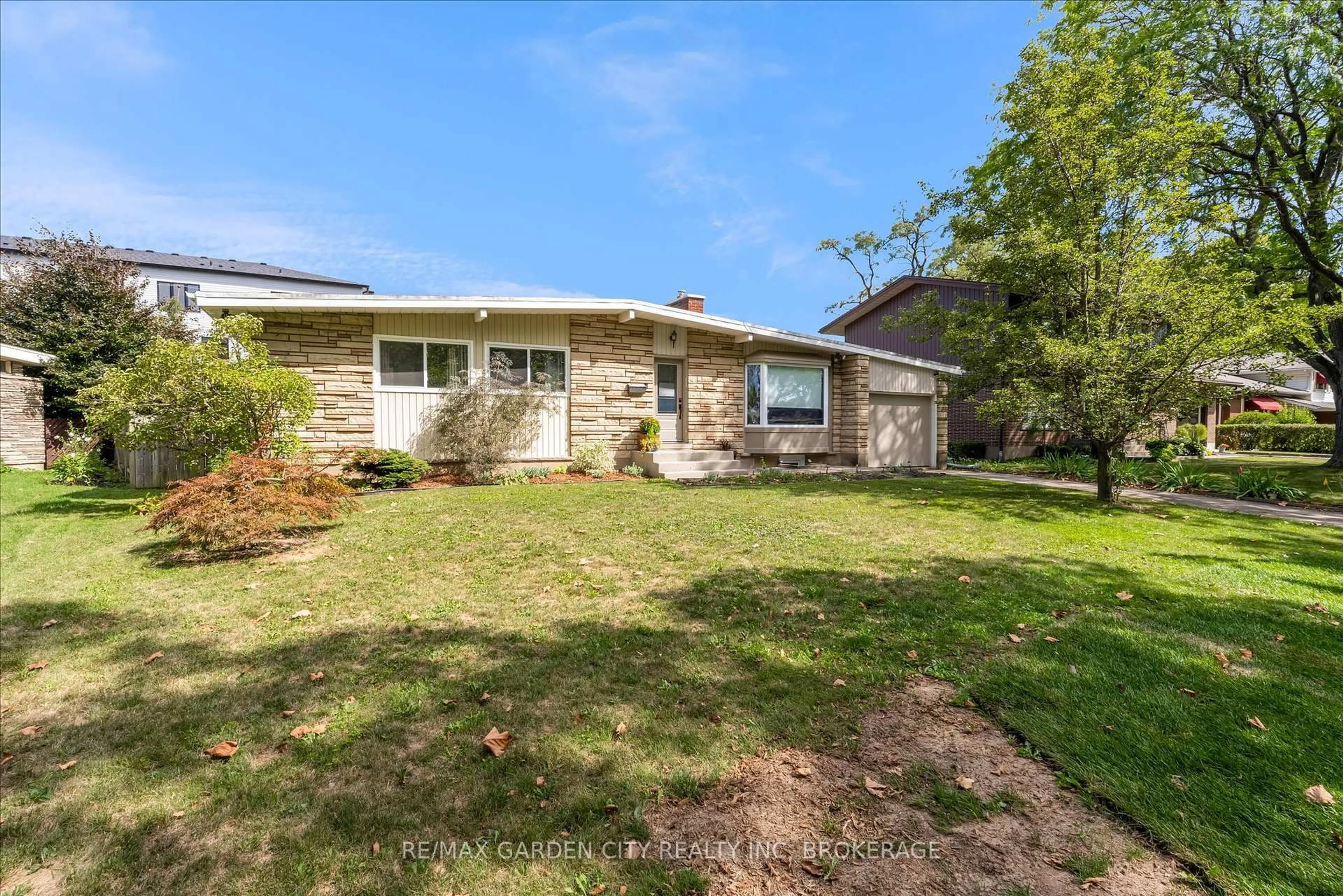 Unknown for 15 Jasmin Cres, St. Catharines Ontario L2T 2B9