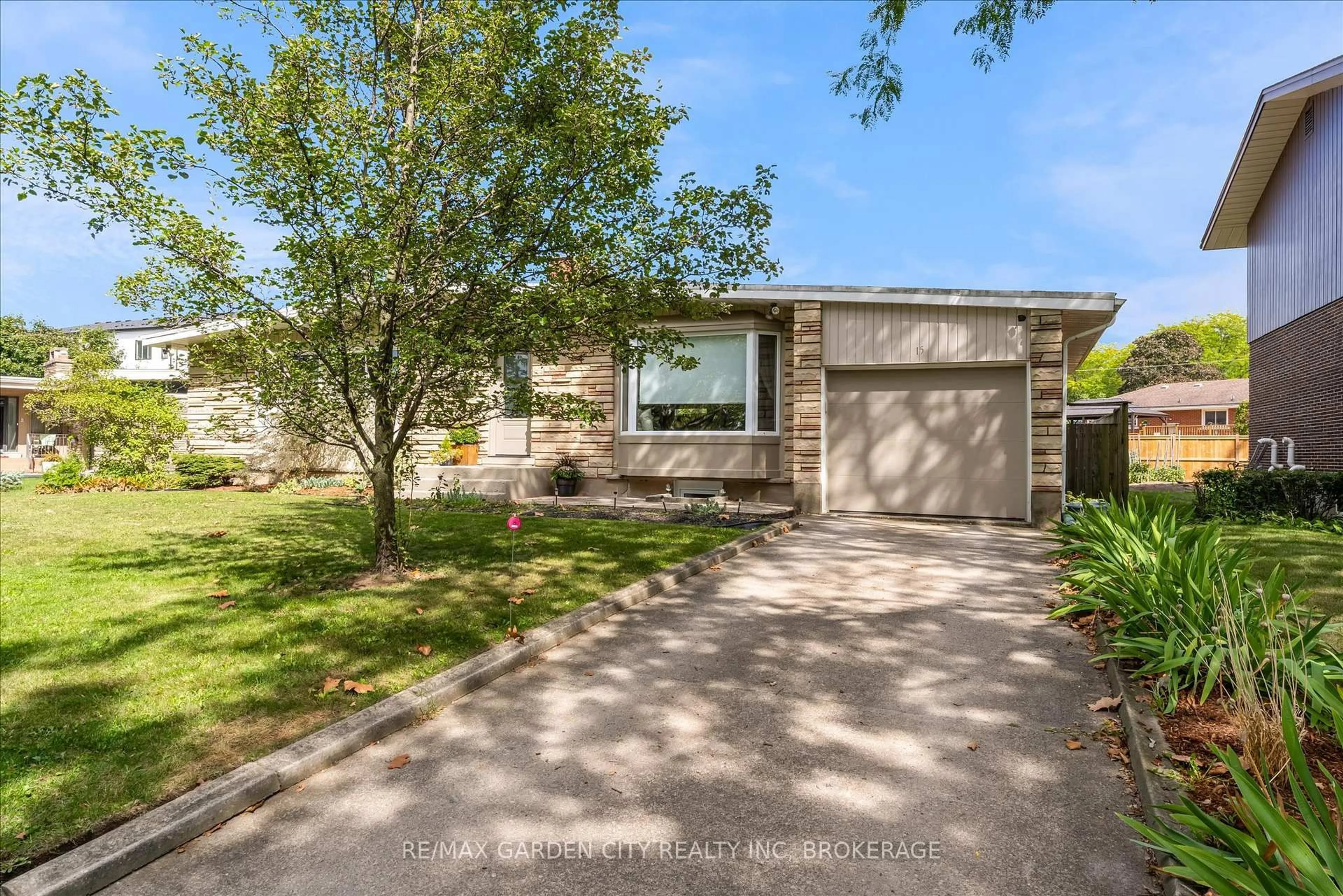 Unknown for 15 Jasmin Cres, St. Catharines Ontario L2T 2B9