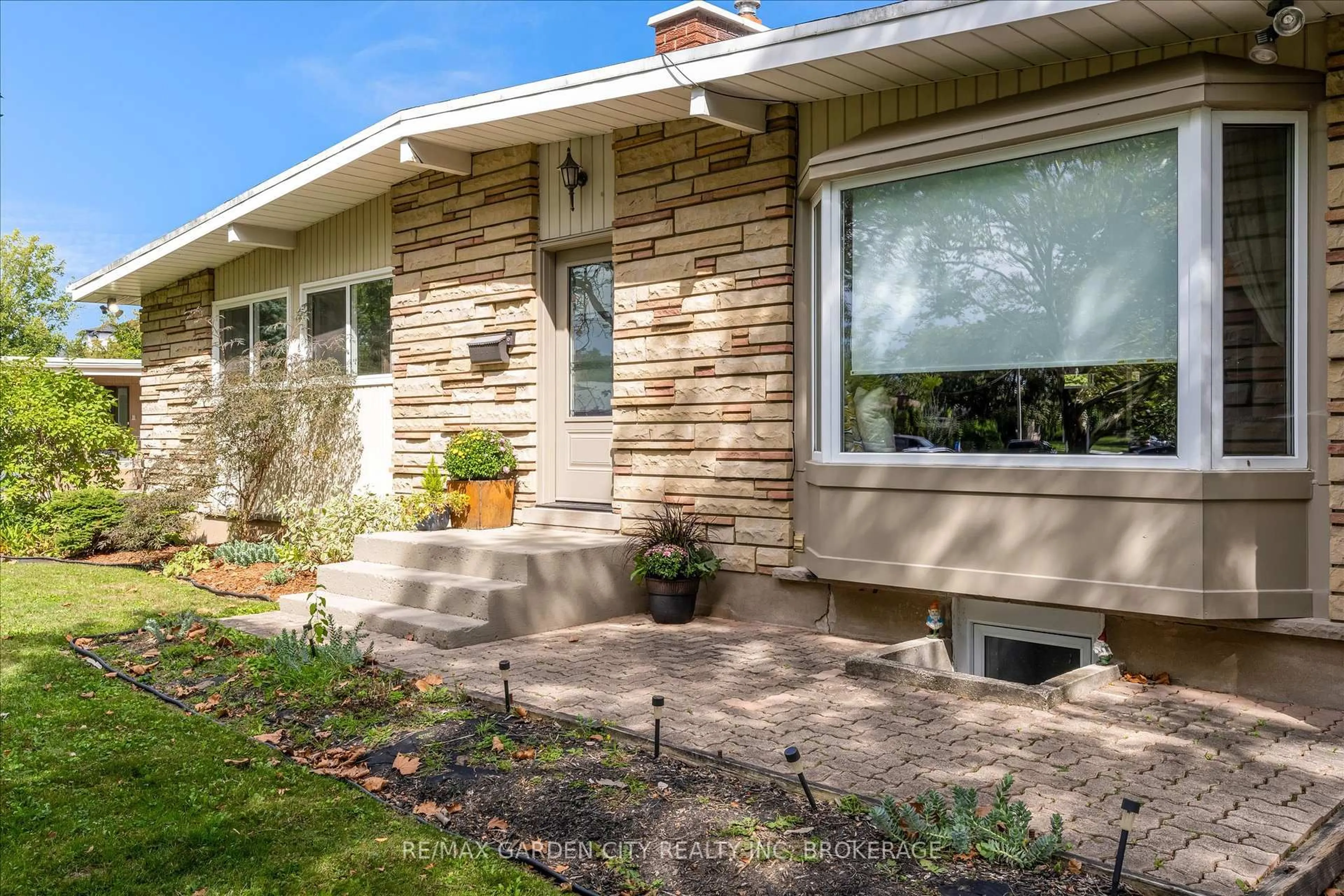 Home with vinyl exterior material, street for 15 Jasmin Cres, St. Catharines Ontario L2T 2B9