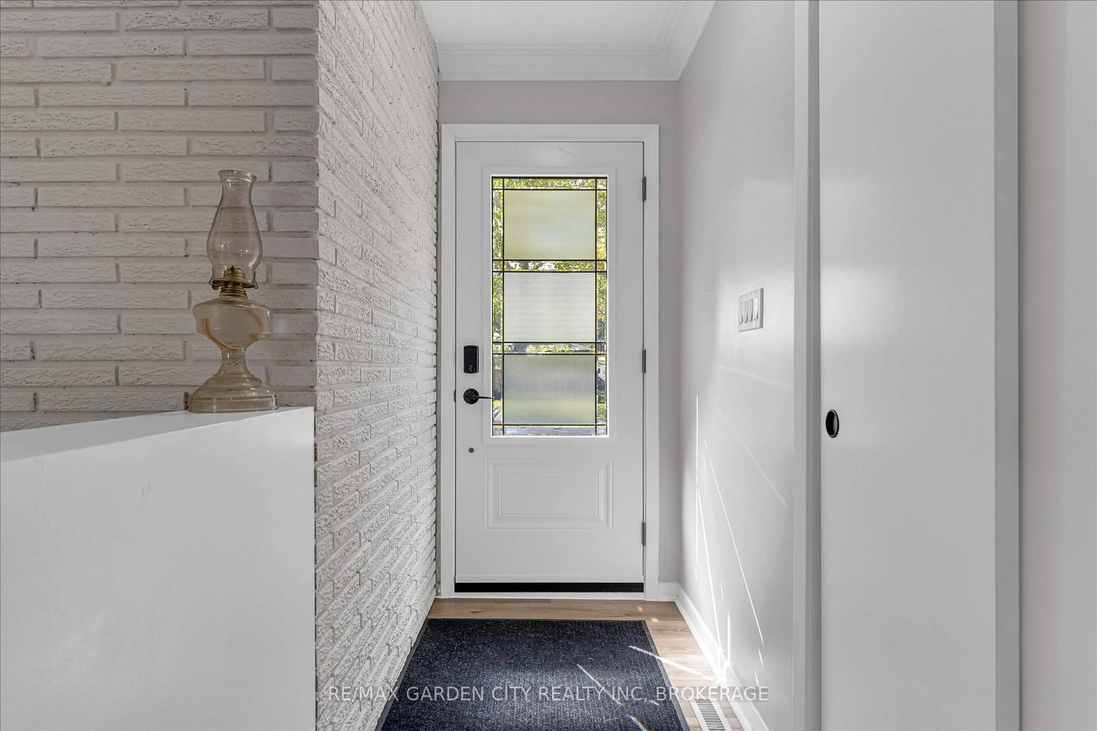 Indoor entryway for 15 Jasmin Cres, St. Catharines Ontario L2T 2B9