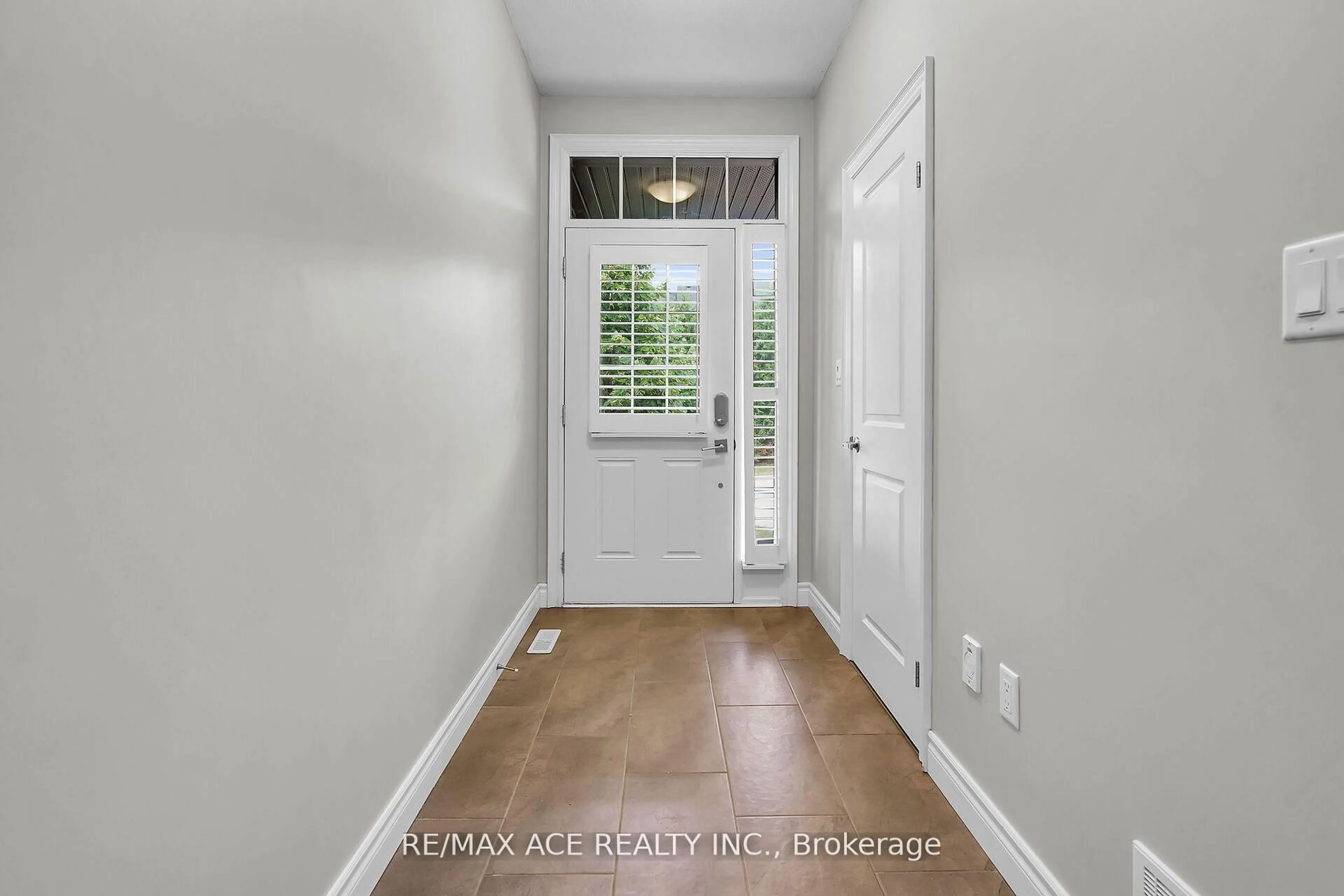 Indoor entryway for 2235 Blackwater Rd #72, London North Ontario N5X 0L8