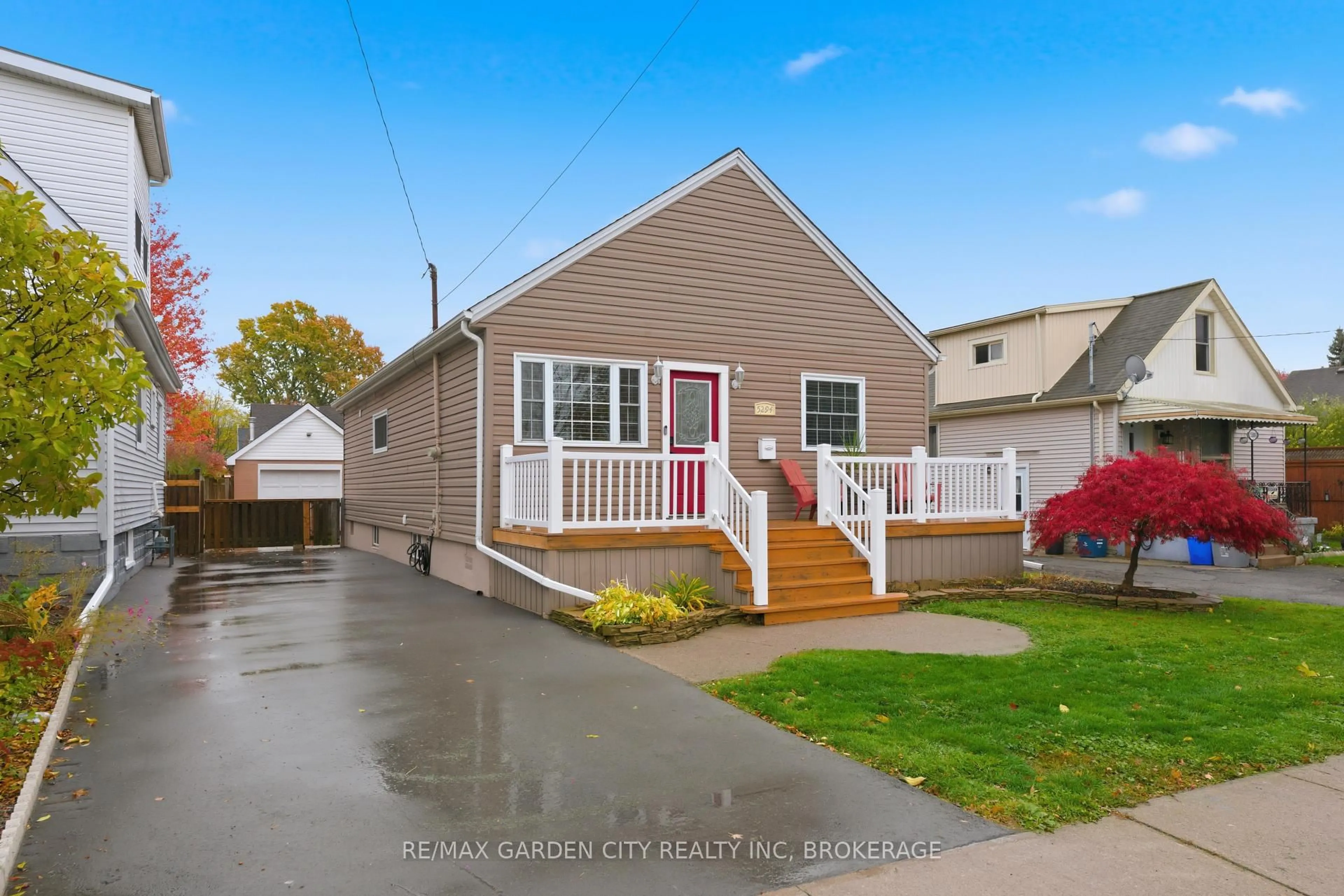 Home with vinyl exterior material, street for 5294 Slater Ave, Niagara Falls Ontario L2E 4W9