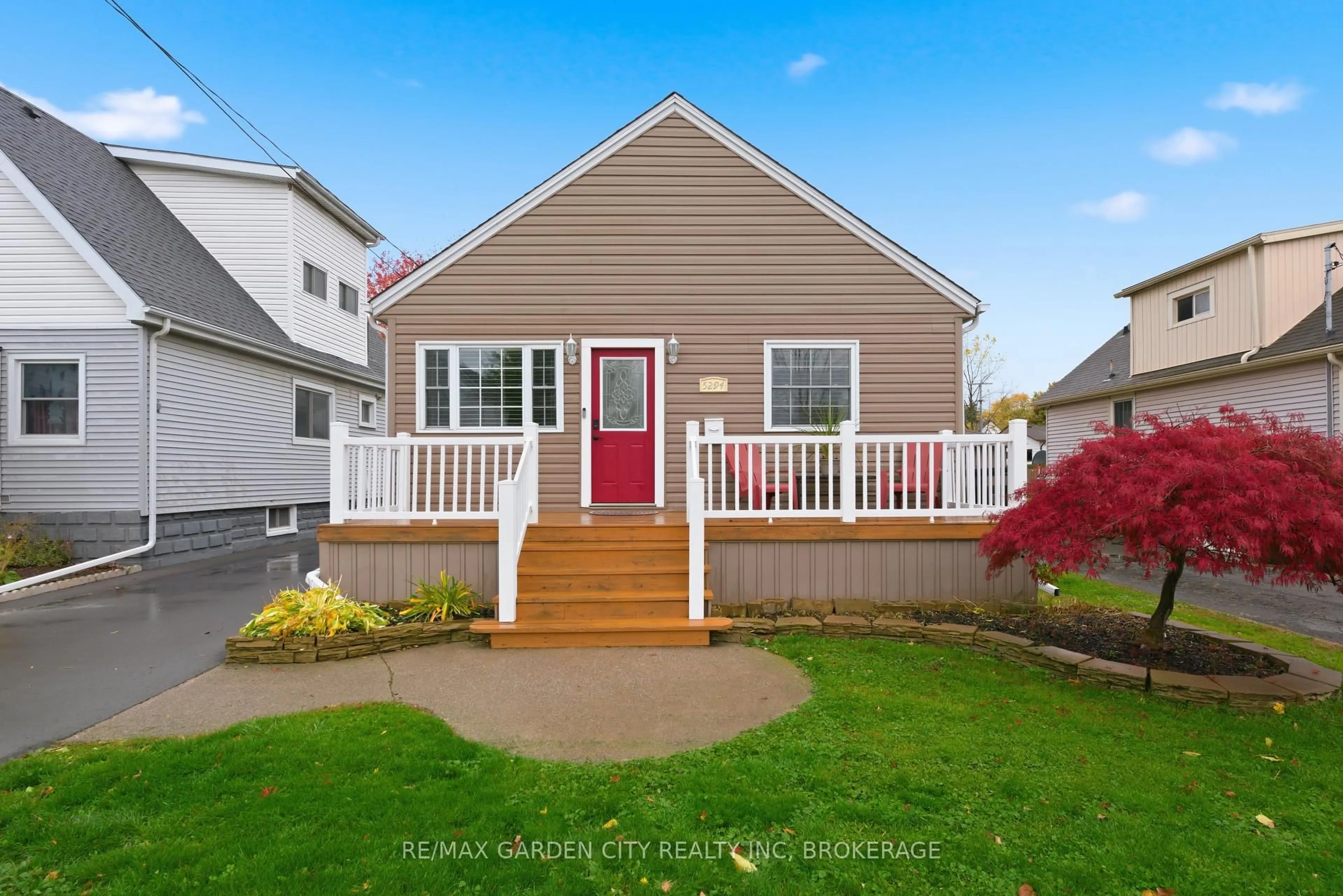 Home with vinyl exterior material, street for 5294 Slater Ave, Niagara Falls Ontario L2E 4W9