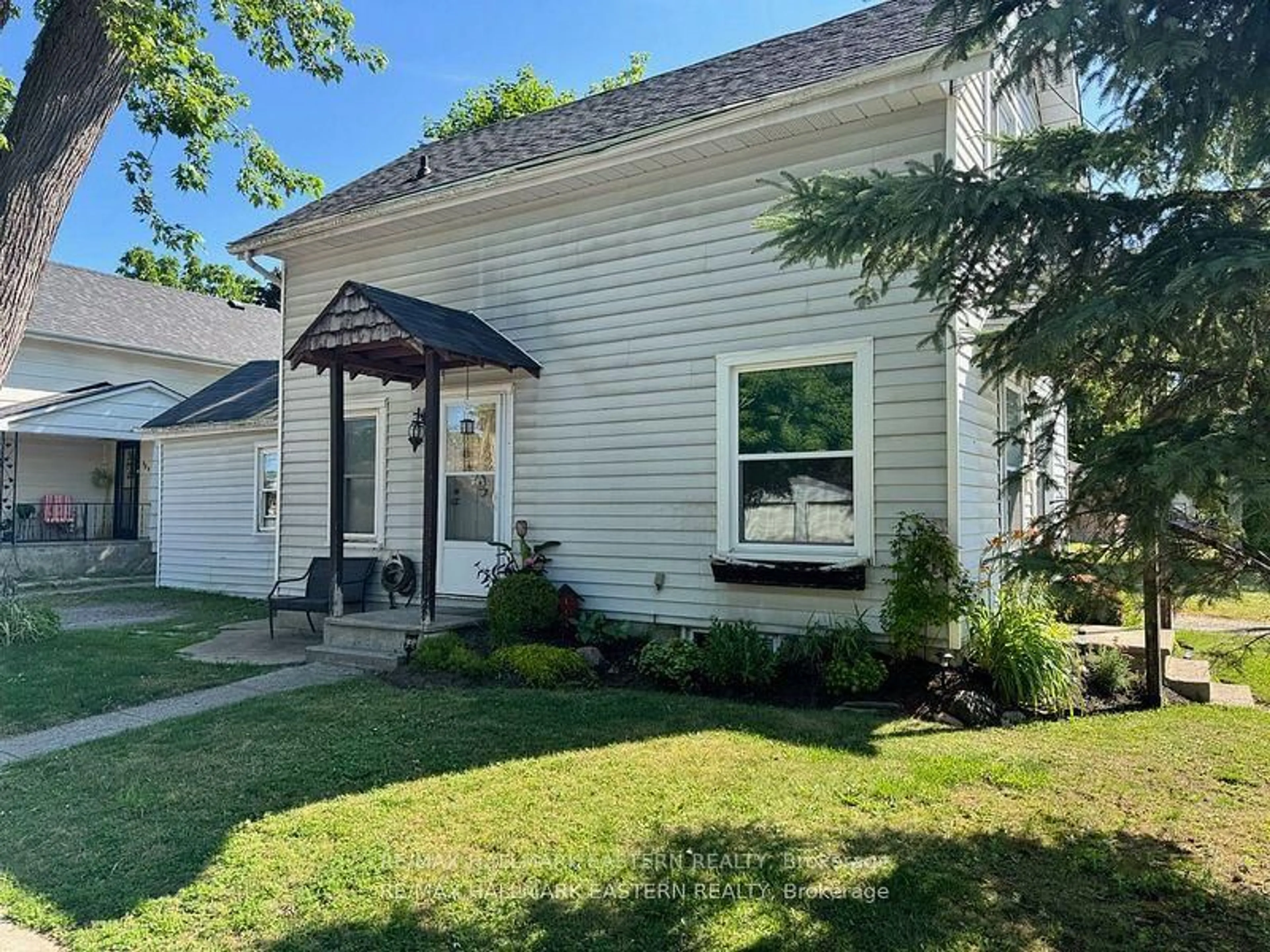 Home with vinyl exterior material, street for 822 St. Mary's St, Peterborough Ontario K9J 4H3