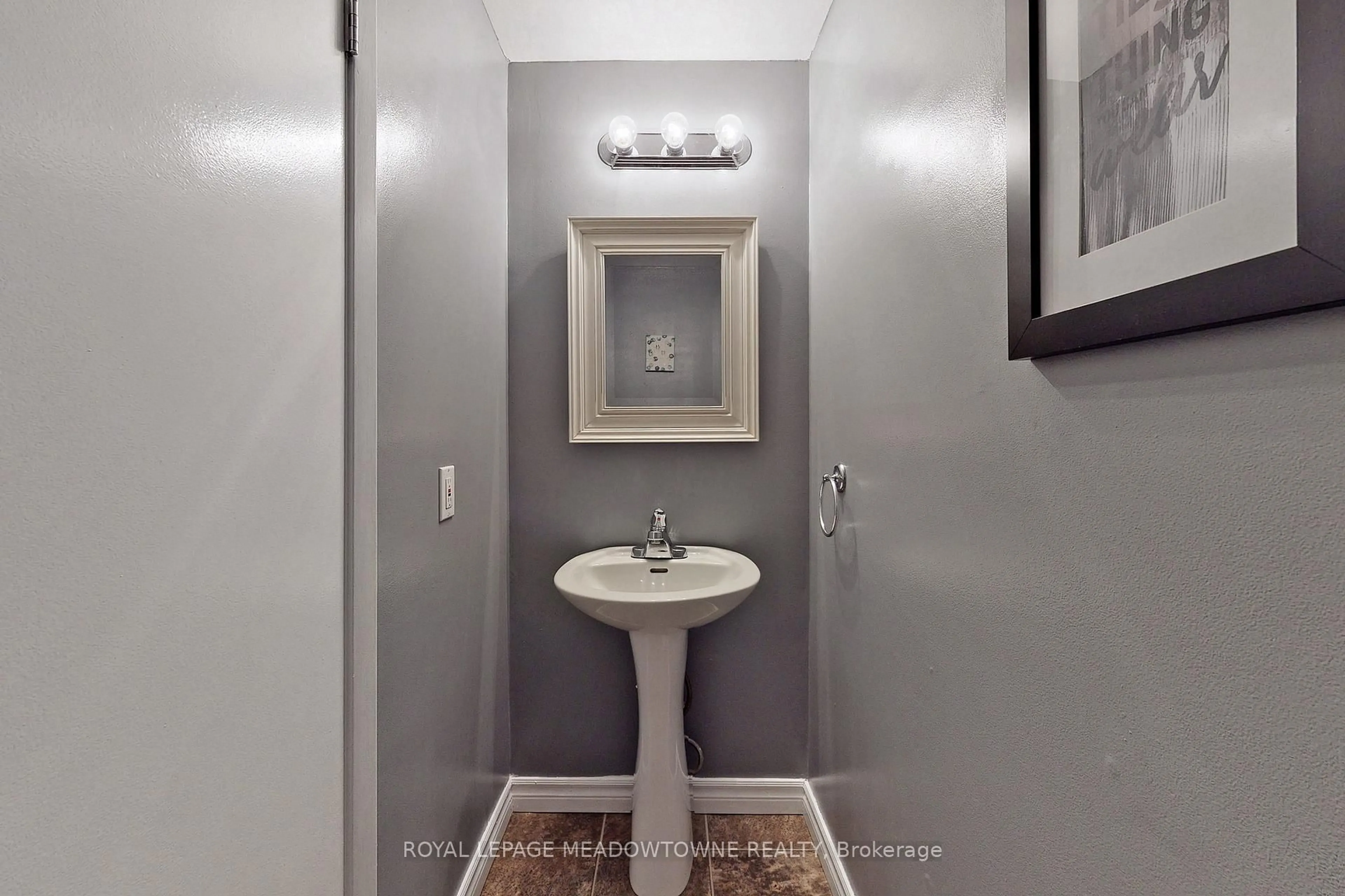 Standard bathroom, unknown for 648 Doon Village Rd #10, Kitchener Ontario N2P 1A2