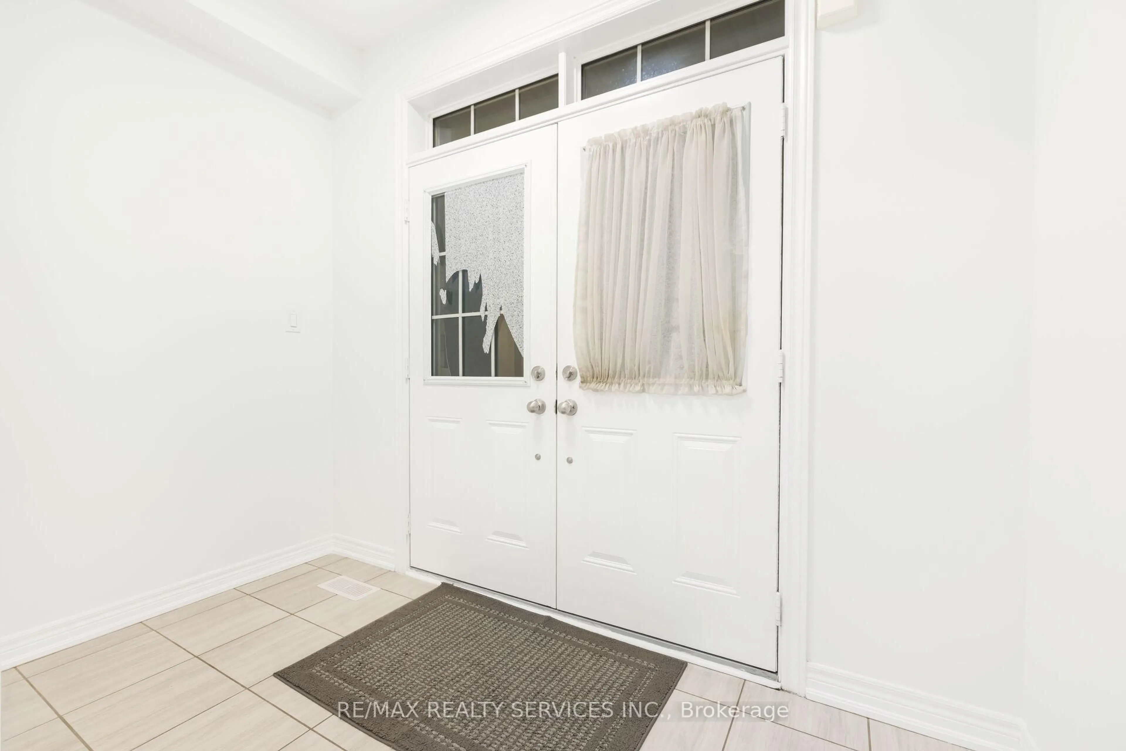 Indoor entryway for 20 Cherry Taylor Ave, Cambridge Ontario N3H 0B5