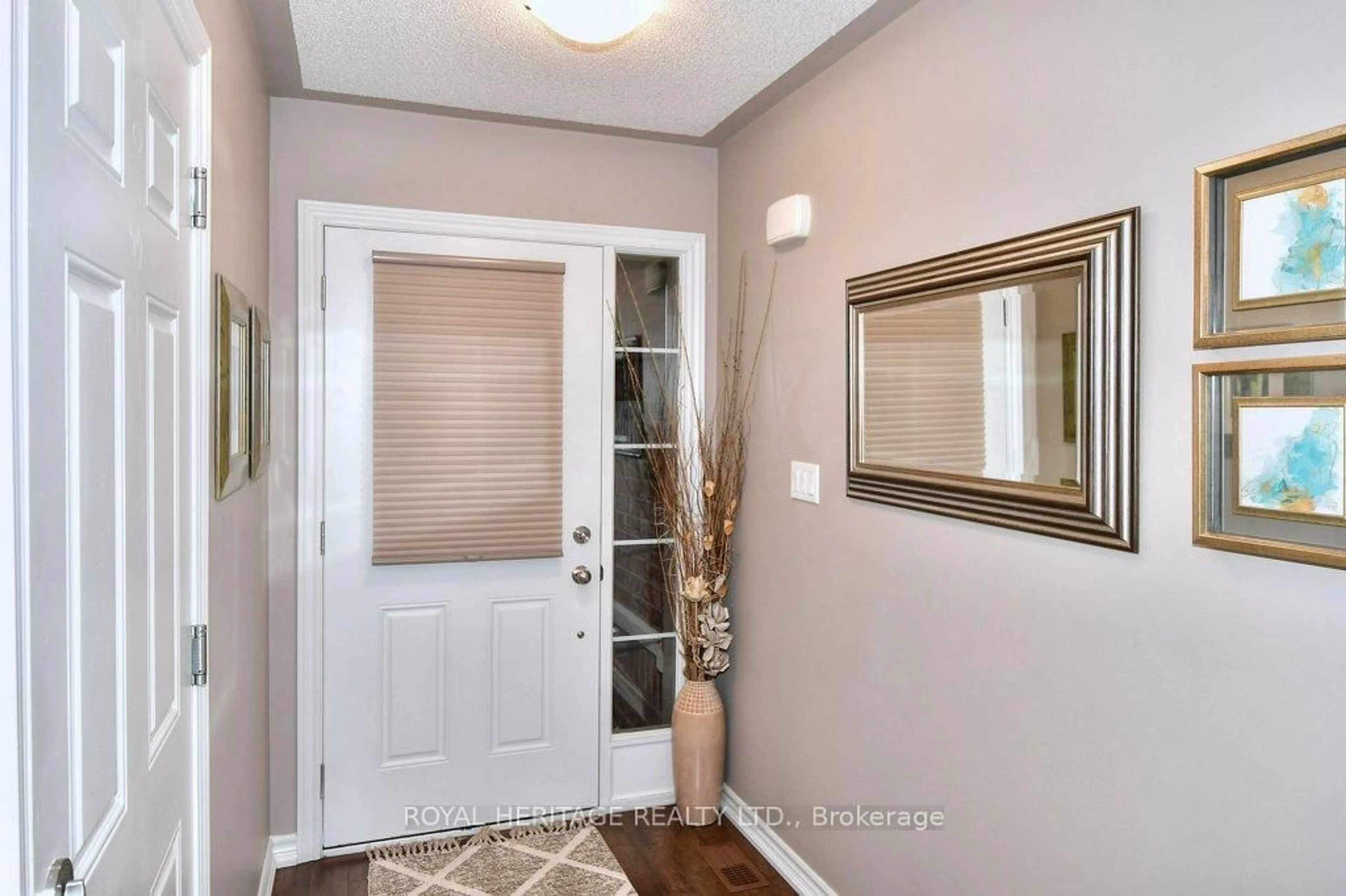 Indoor entryway for 32 White Hart Lane, Trent Hills Ontario K0L 1Y0
