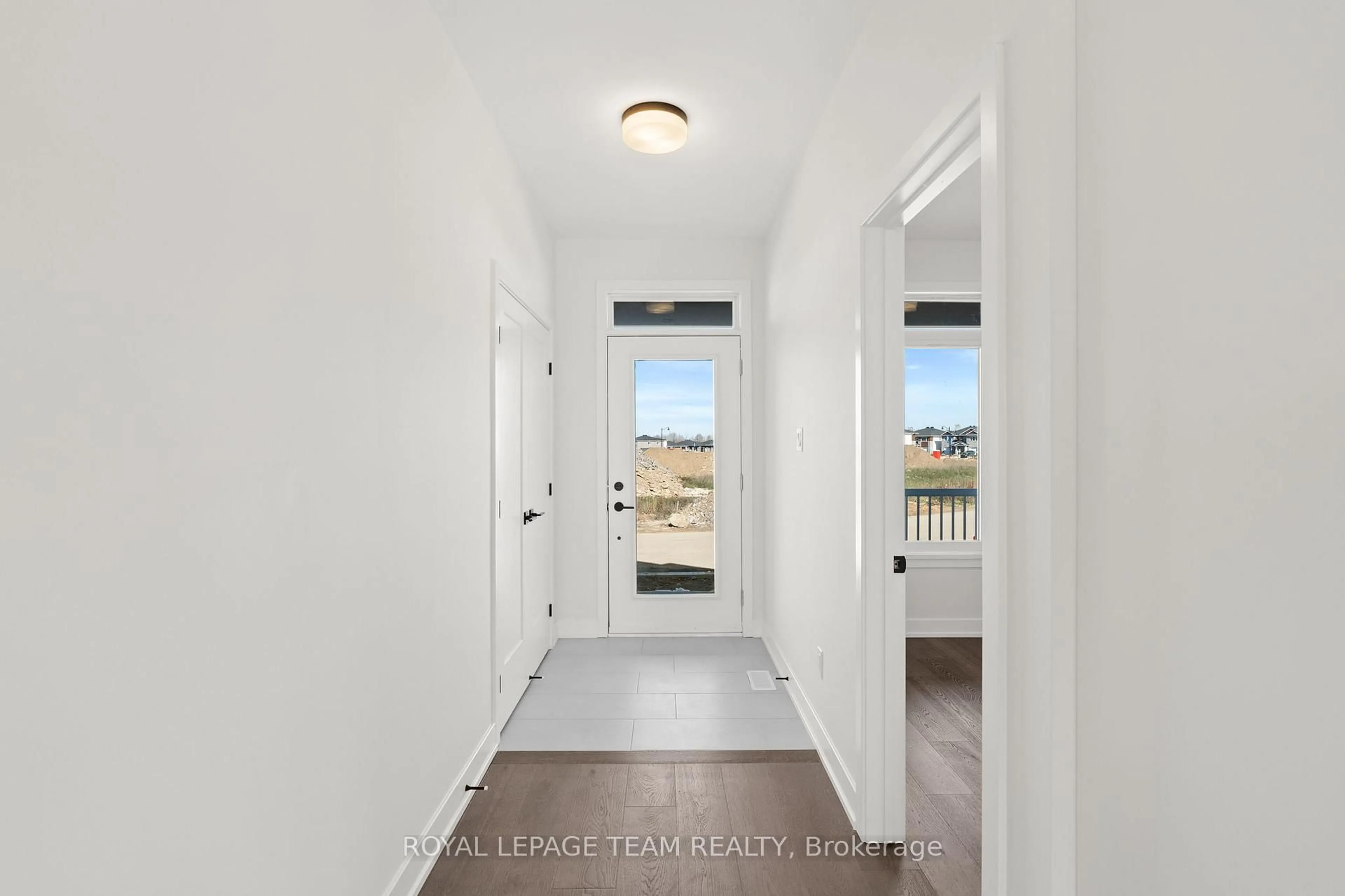 Indoor entryway for 1054 Turner Dr, Brockville Ontario K6V 0G8