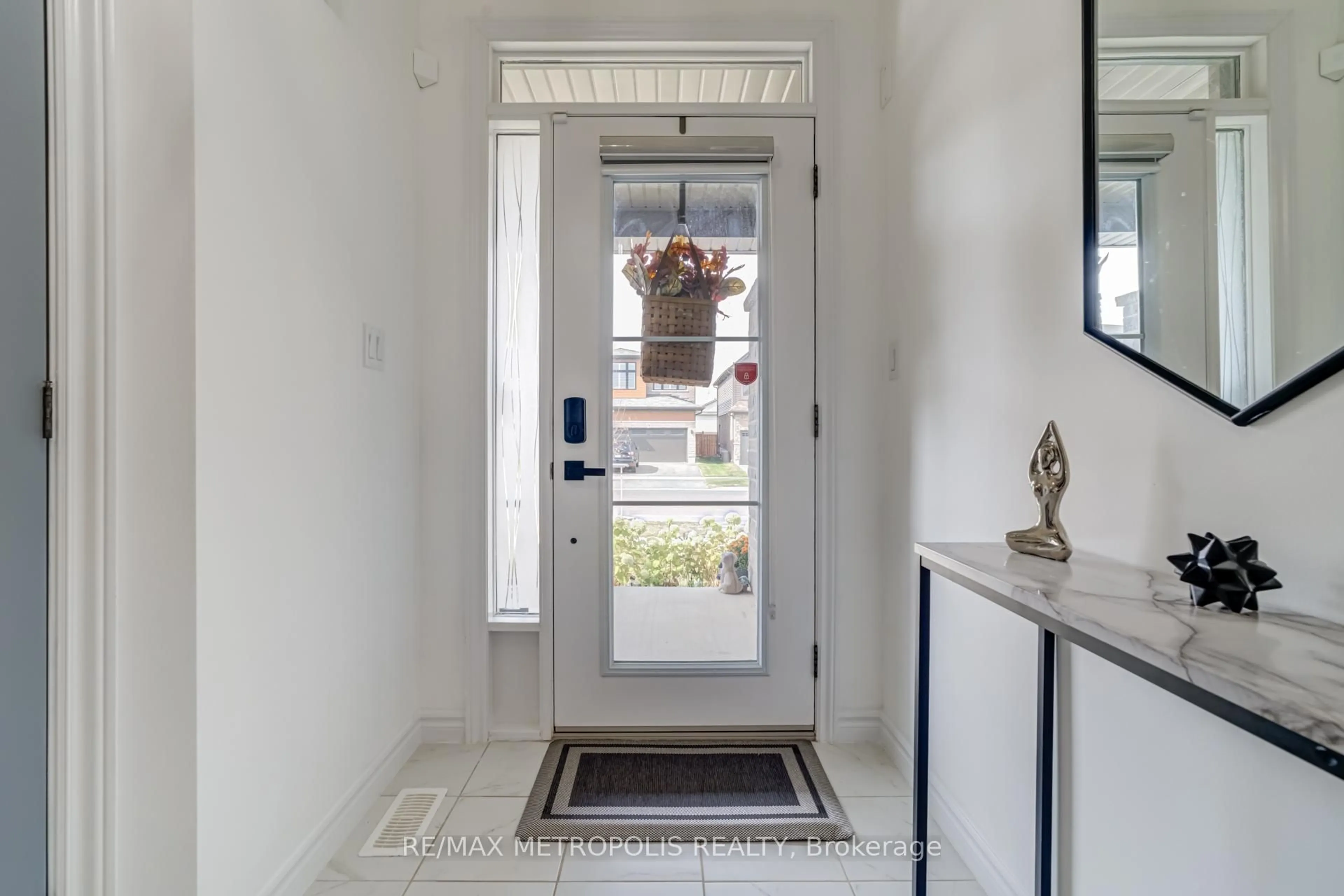 Indoor entryway for 177 Longboat Ru, Brantford Ontario N3T 0T1