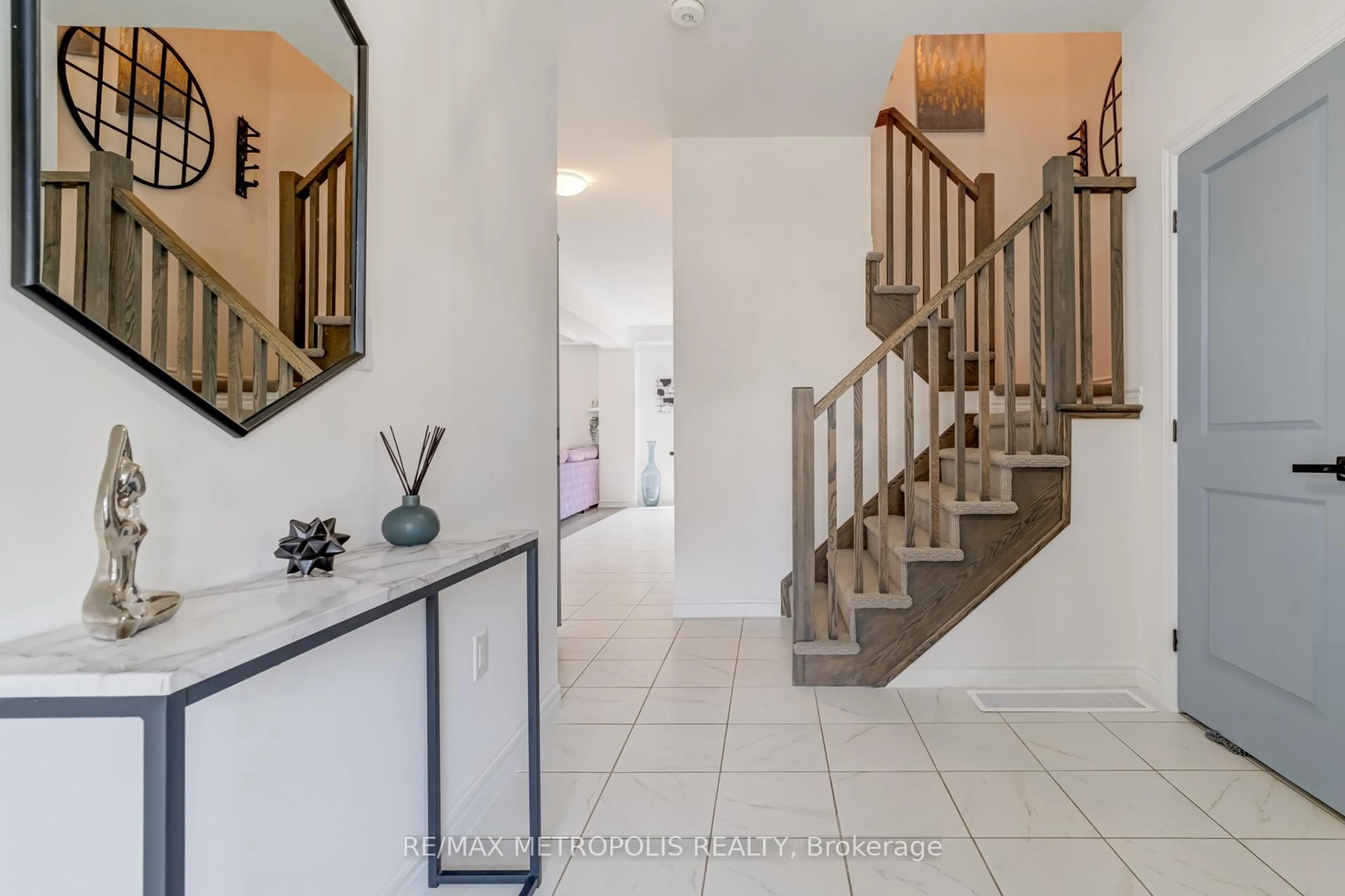 Indoor entryway for 177 Longboat Ru, Brantford Ontario N3T 0T1