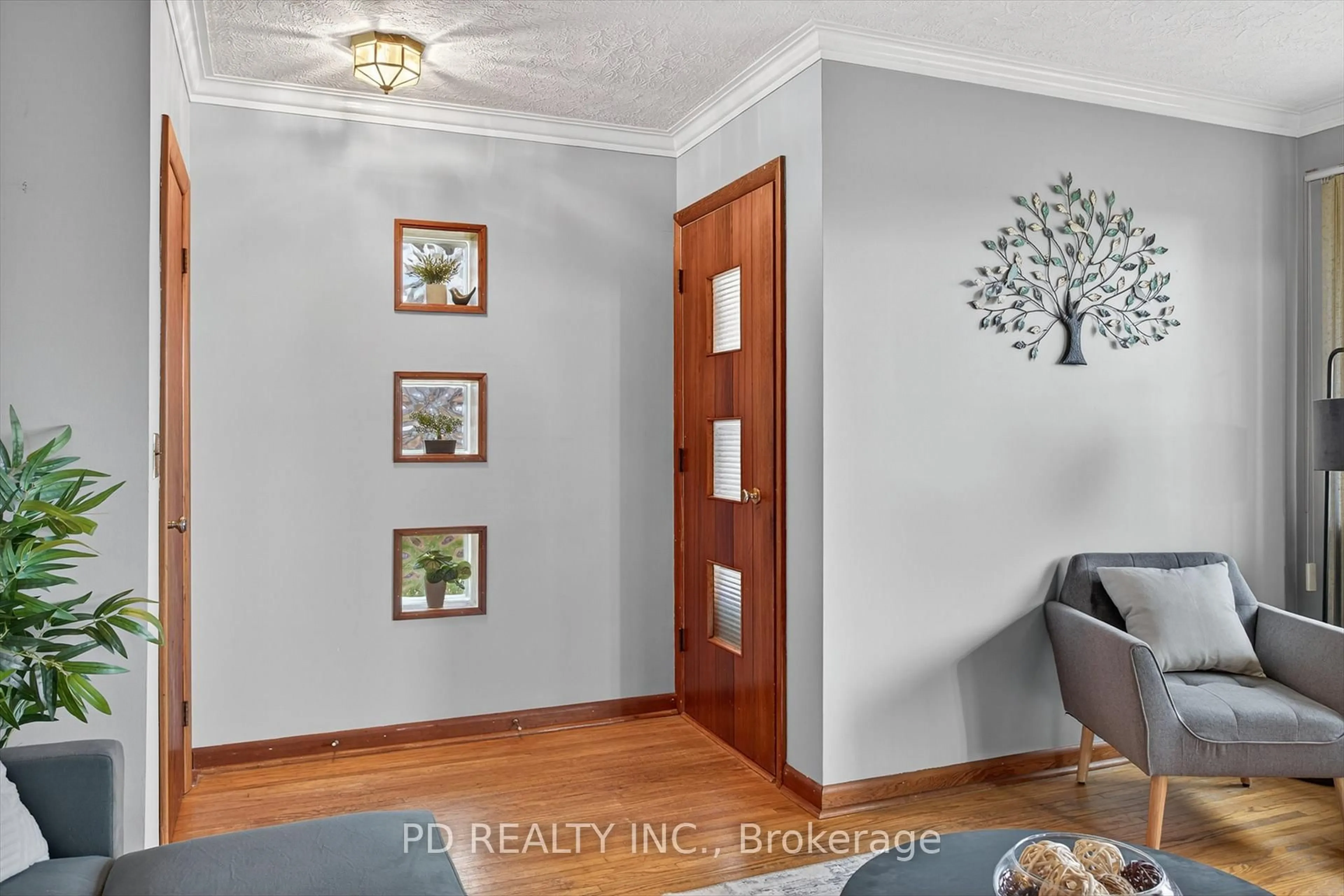 Indoor entryway for 915 Mill St, Cavan Monaghan Ontario L0A 1C0
