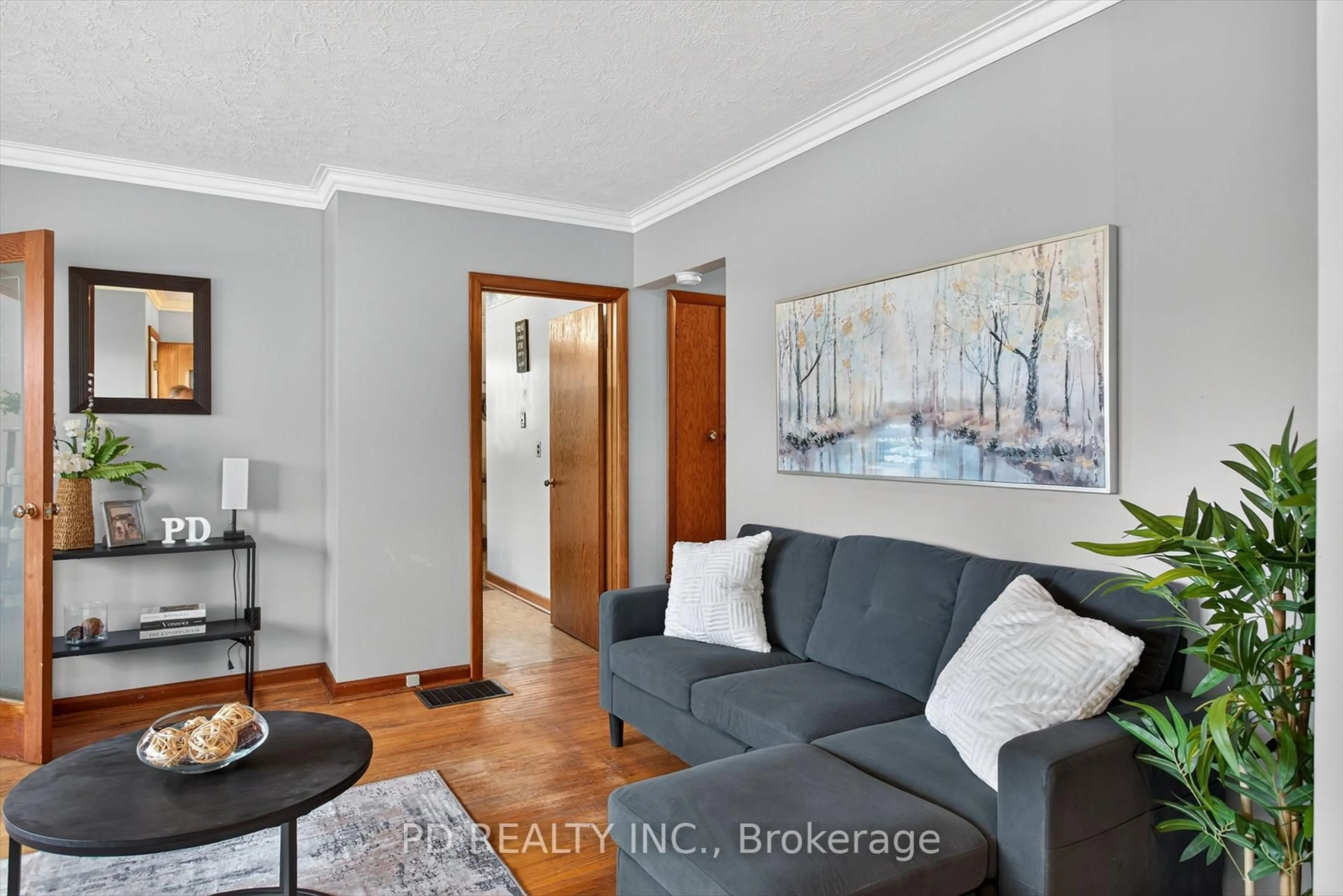 Living room with furniture, wood/laminate floor for 915 Mill St, Cavan Monaghan Ontario L0A 1C0