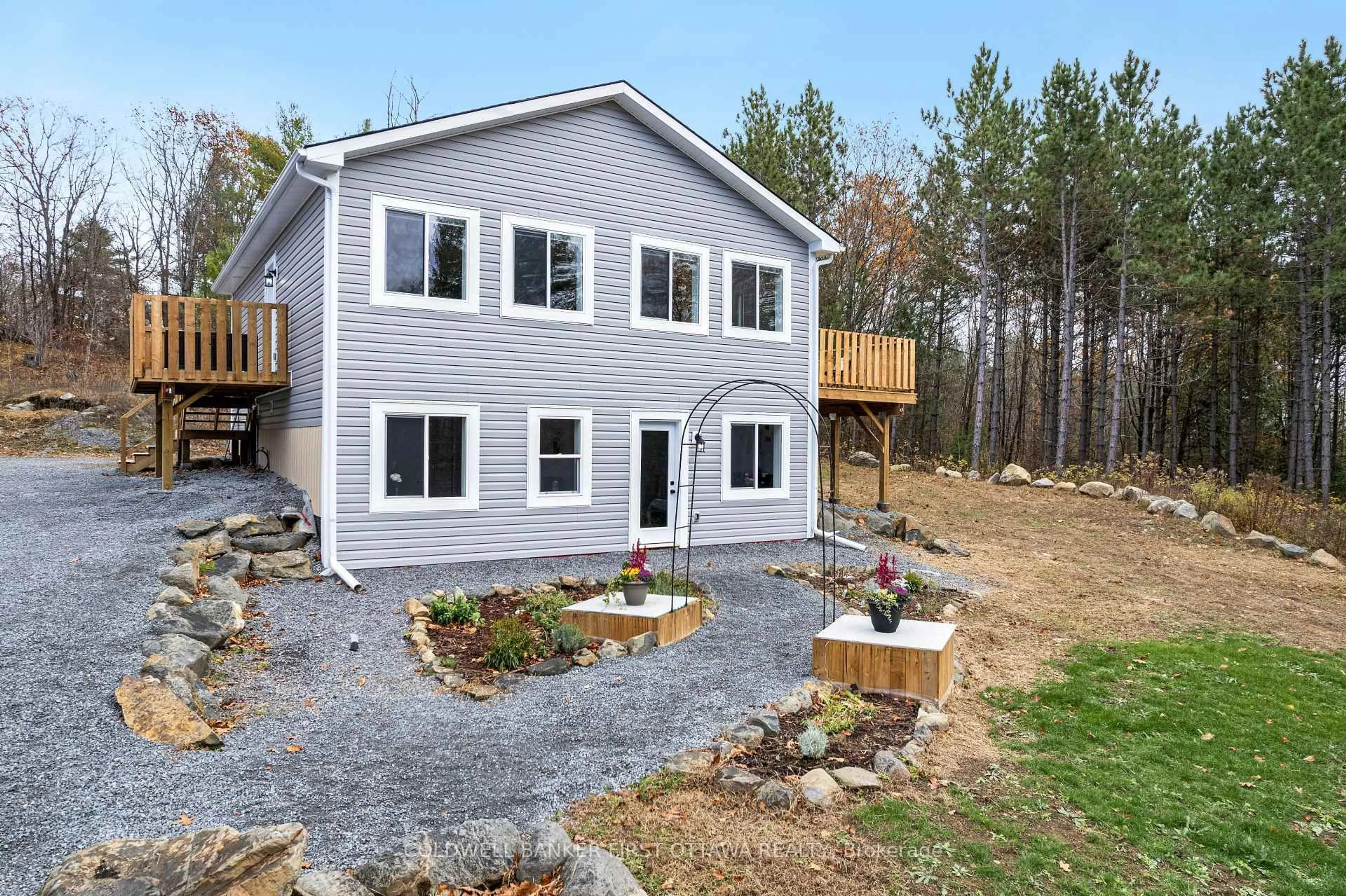 Home with vinyl exterior material, mountain view for 946 French Line Rd, Lanark Ontario K0G 1K0