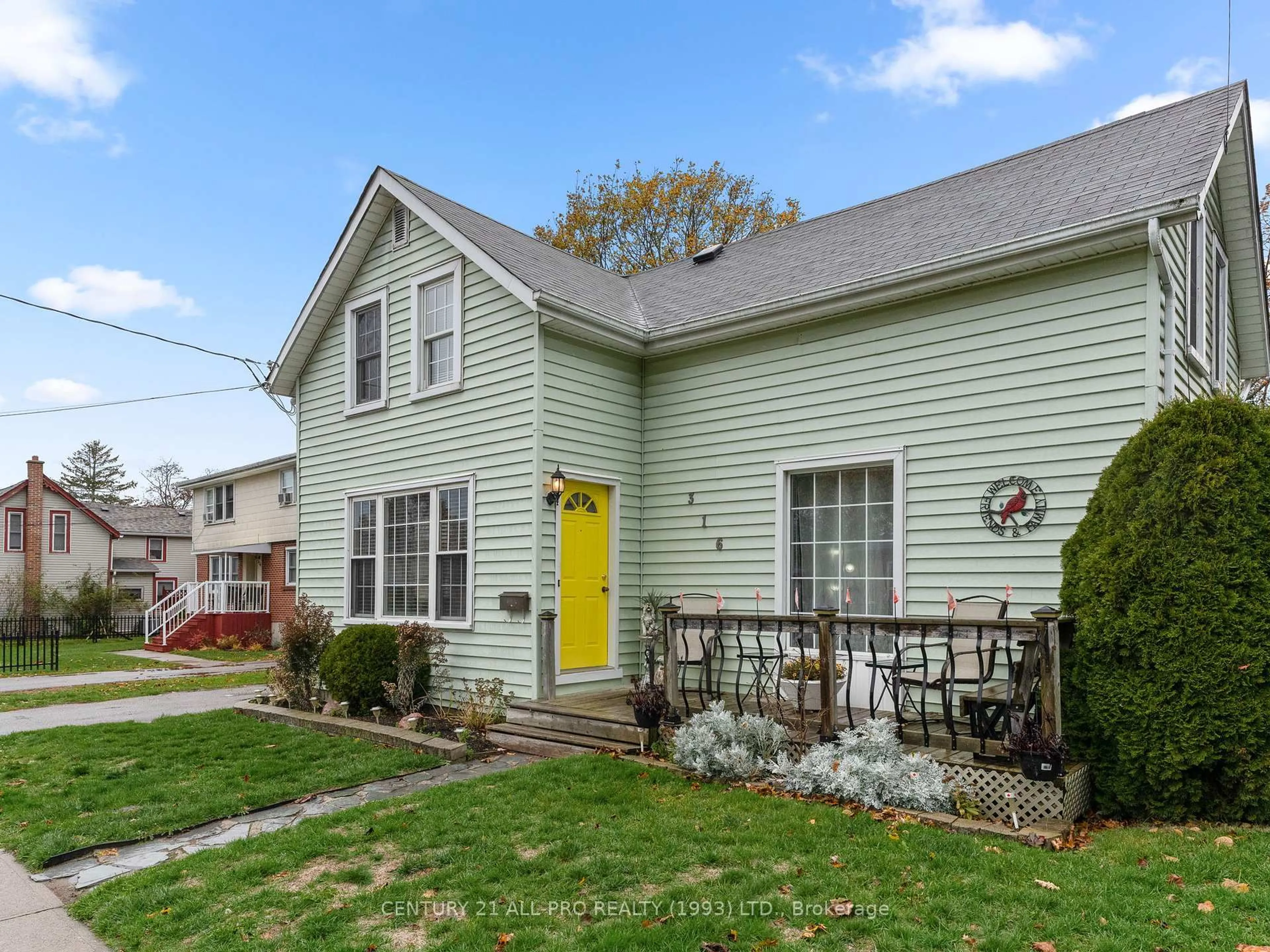 Home with vinyl exterior material, street for 316 Tweed St, Cobourg Ontario K9A 2R9