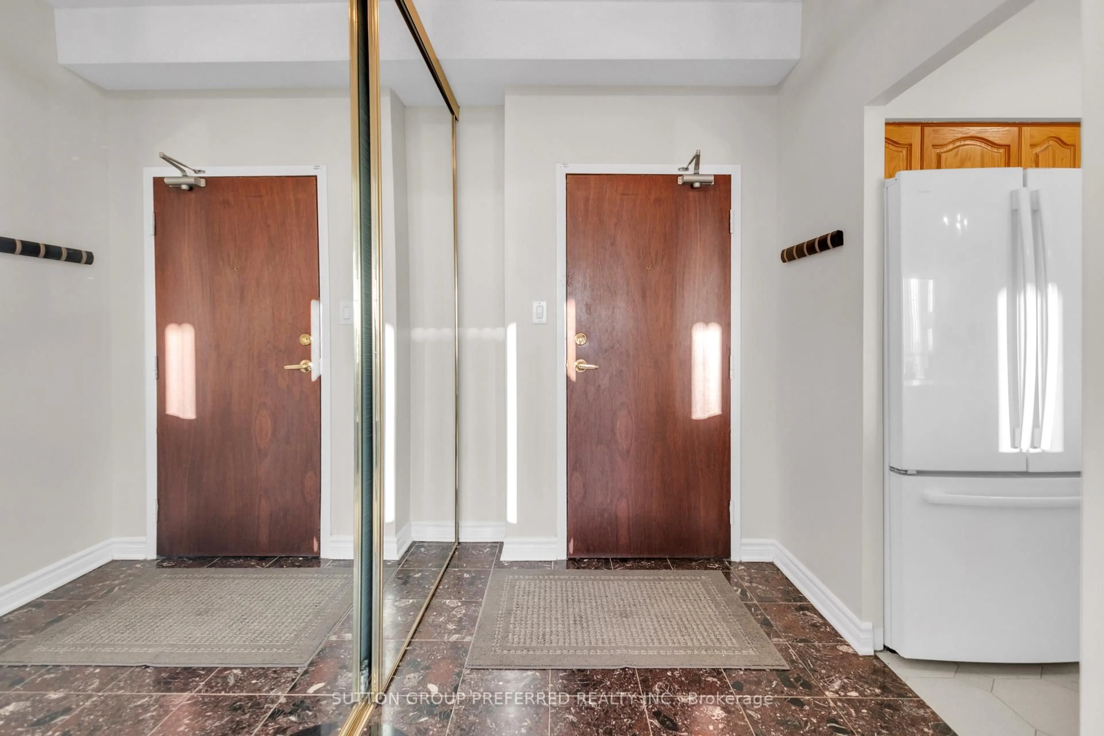 Indoor foyer for 744 Wonderland Rd #1201, London South Ontario N6K 4K3