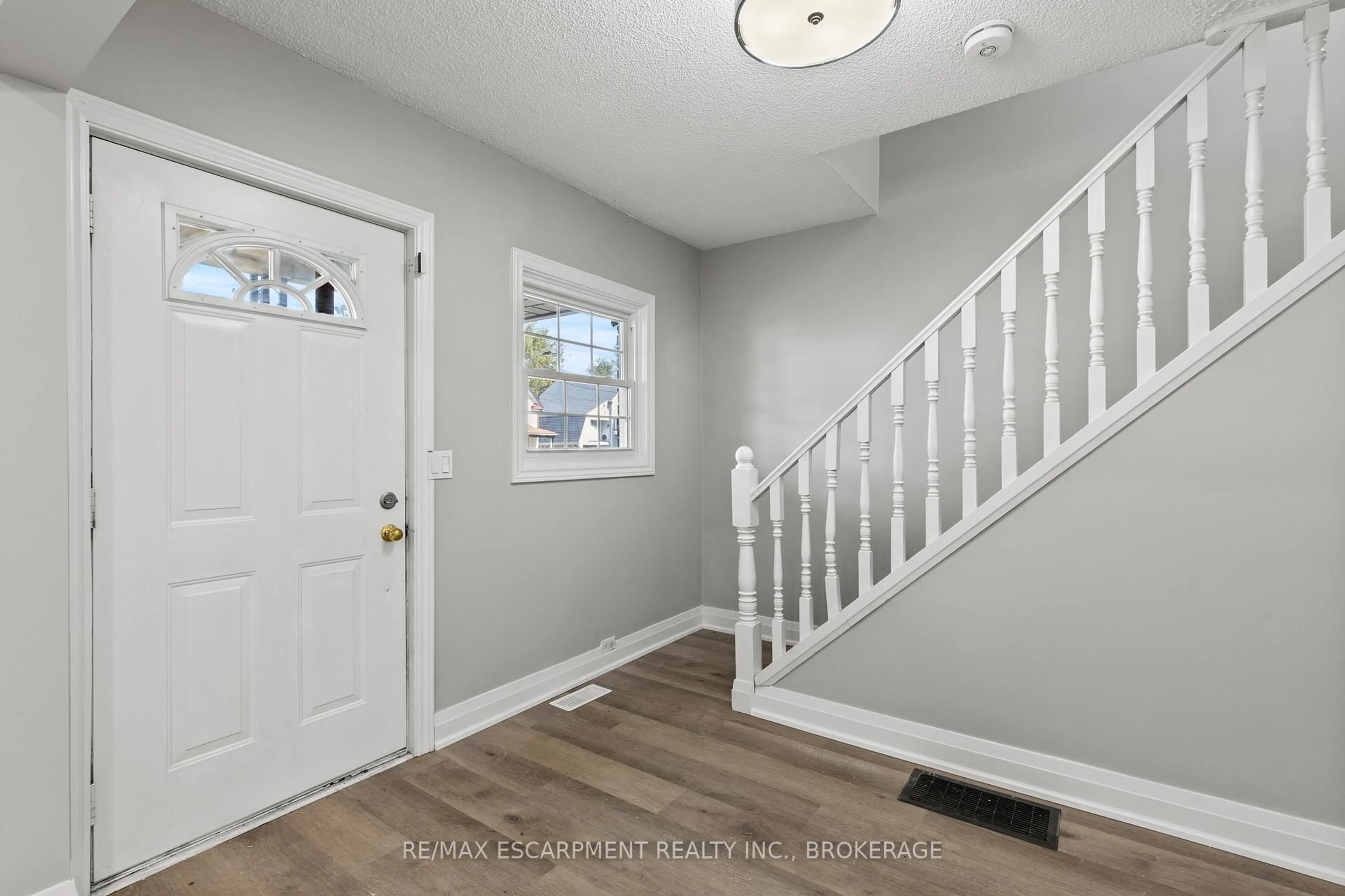 Indoor entryway for 15 MCCORMICK St, Welland Ontario L3C 4L8