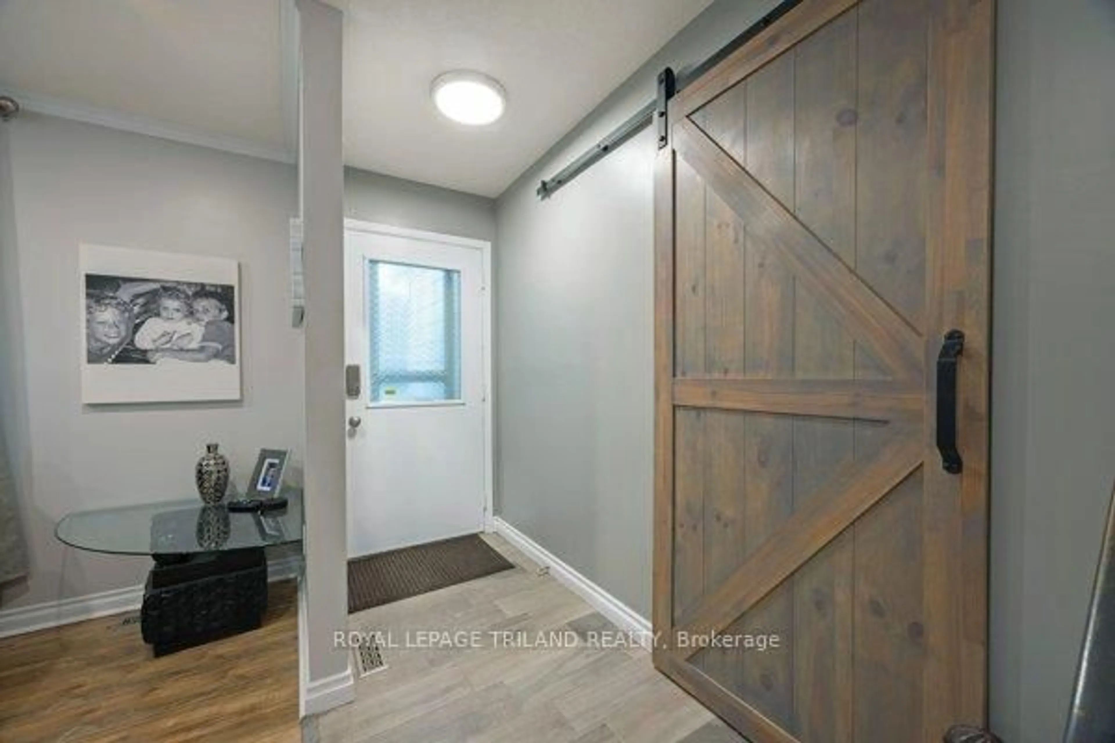 Indoor entryway for 17 WINDING WAY Cres, London North Ontario N6G 3E8