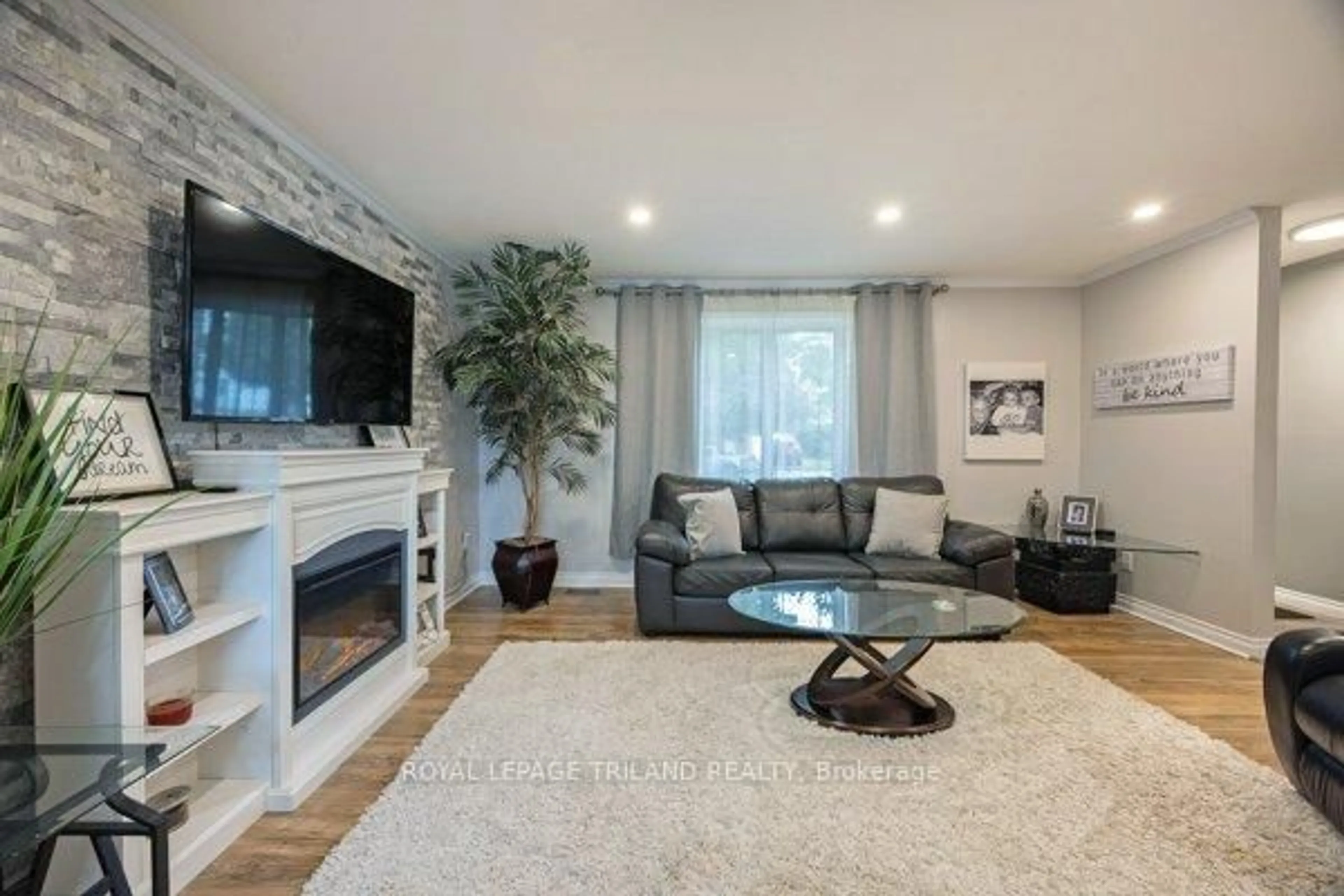 Living room with furniture, unknown for 17 WINDING WAY Cres, London North Ontario N6G 3E8