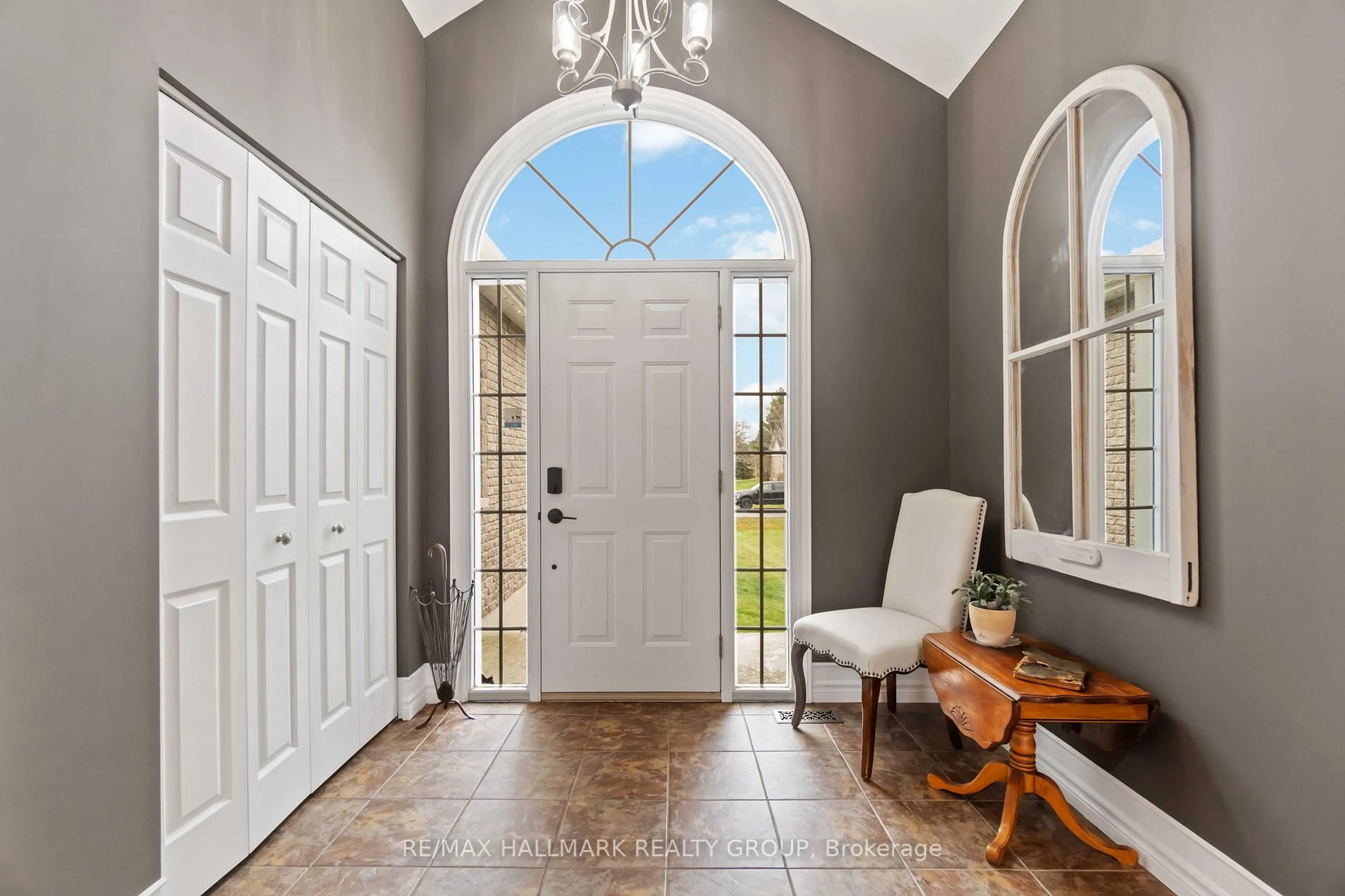 Indoor entryway for 2030 Kingsley St, Clarence-Rockland Ontario K0A 1E0