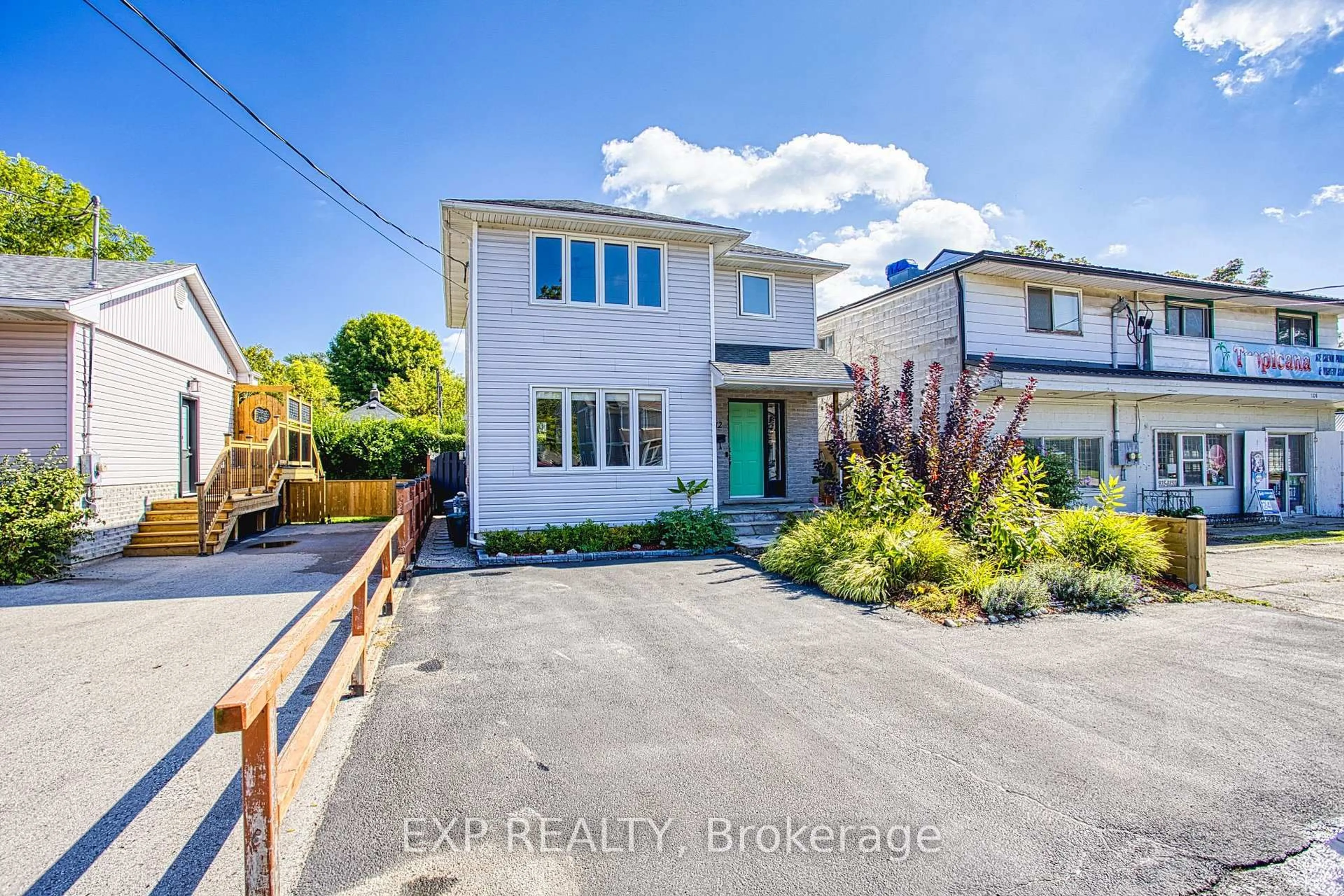 A pic from outside/outdoor area/front of a property/back of a property/a pic from drone, street for 112 Arthur St, St. Catharines Ontario L2M 1H7