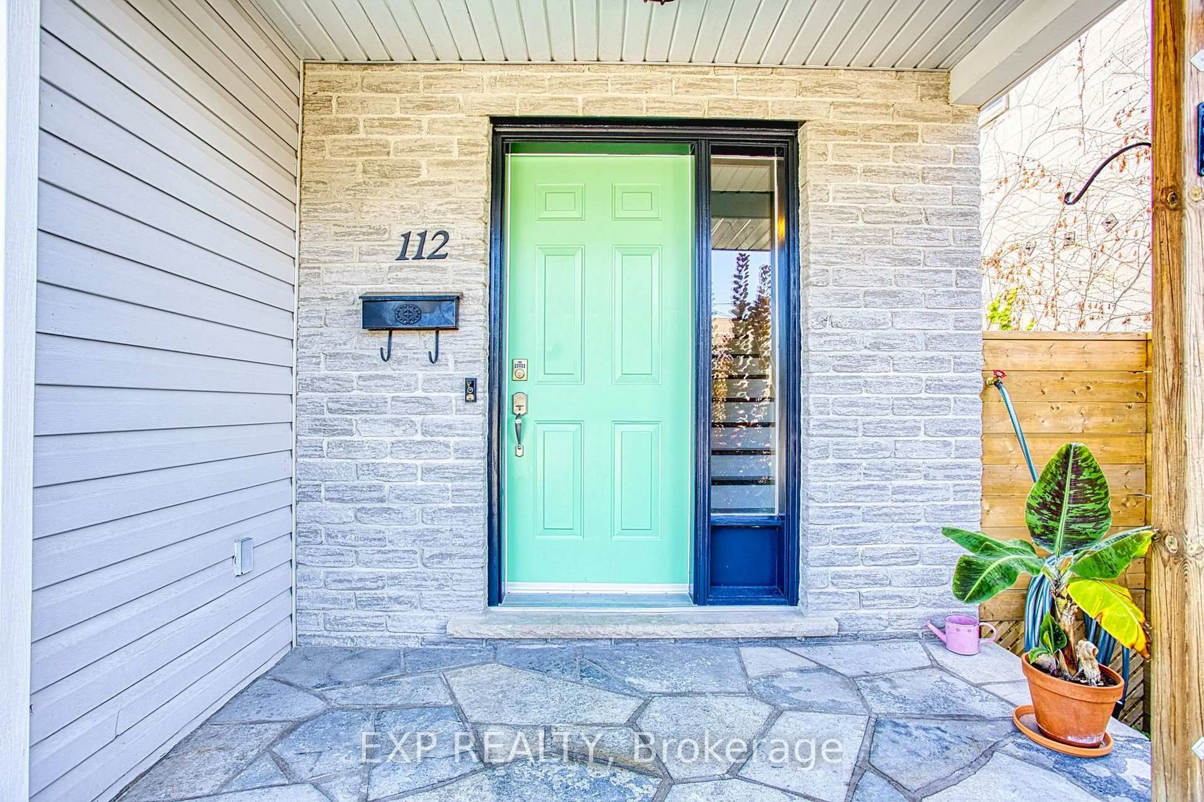 Indoor entryway for 112 Arthur St, St. Catharines Ontario L2M 1H7