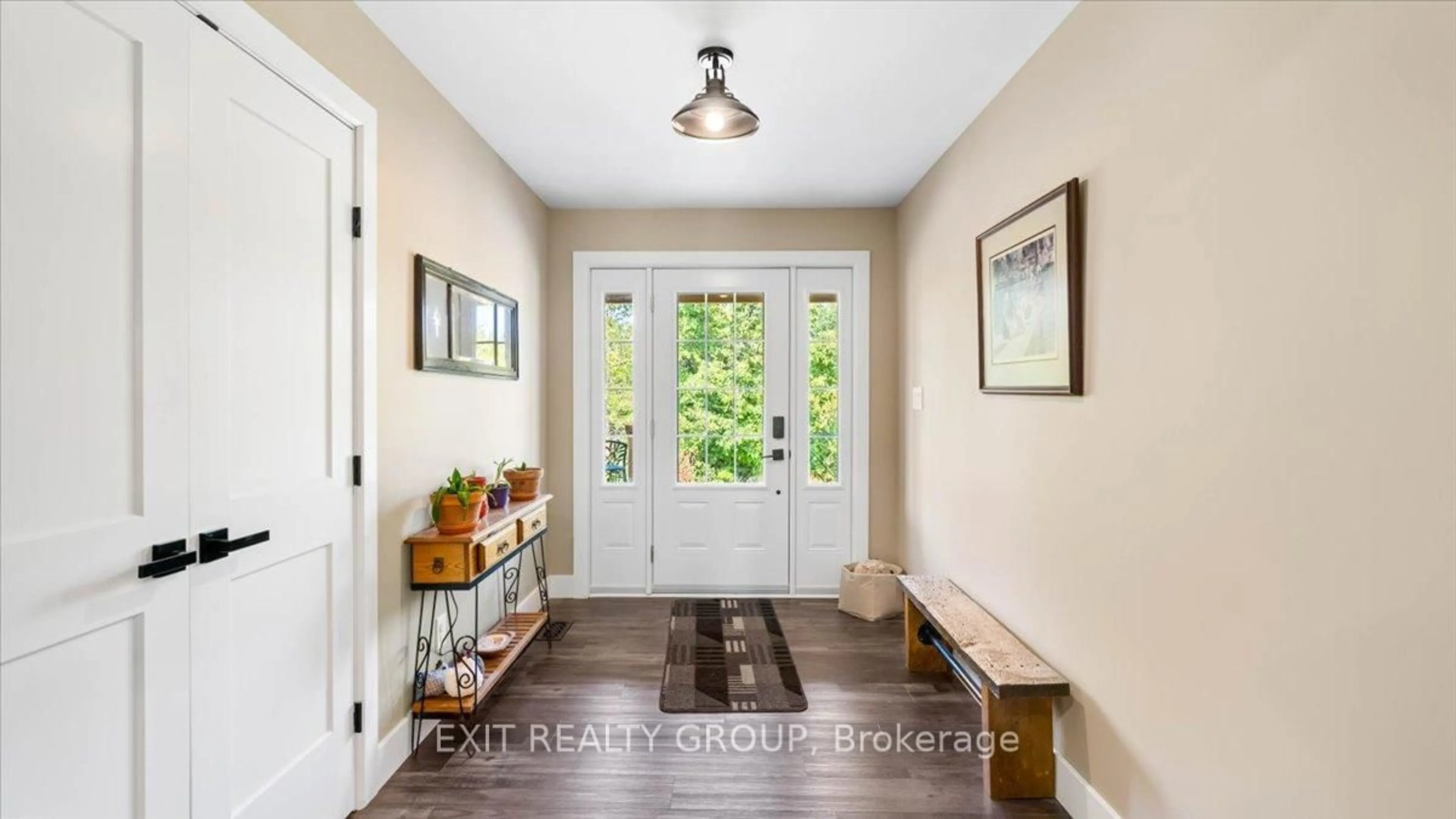 Indoor entryway for 32 Marble Crt, Limoges Ontario K0K 2M0