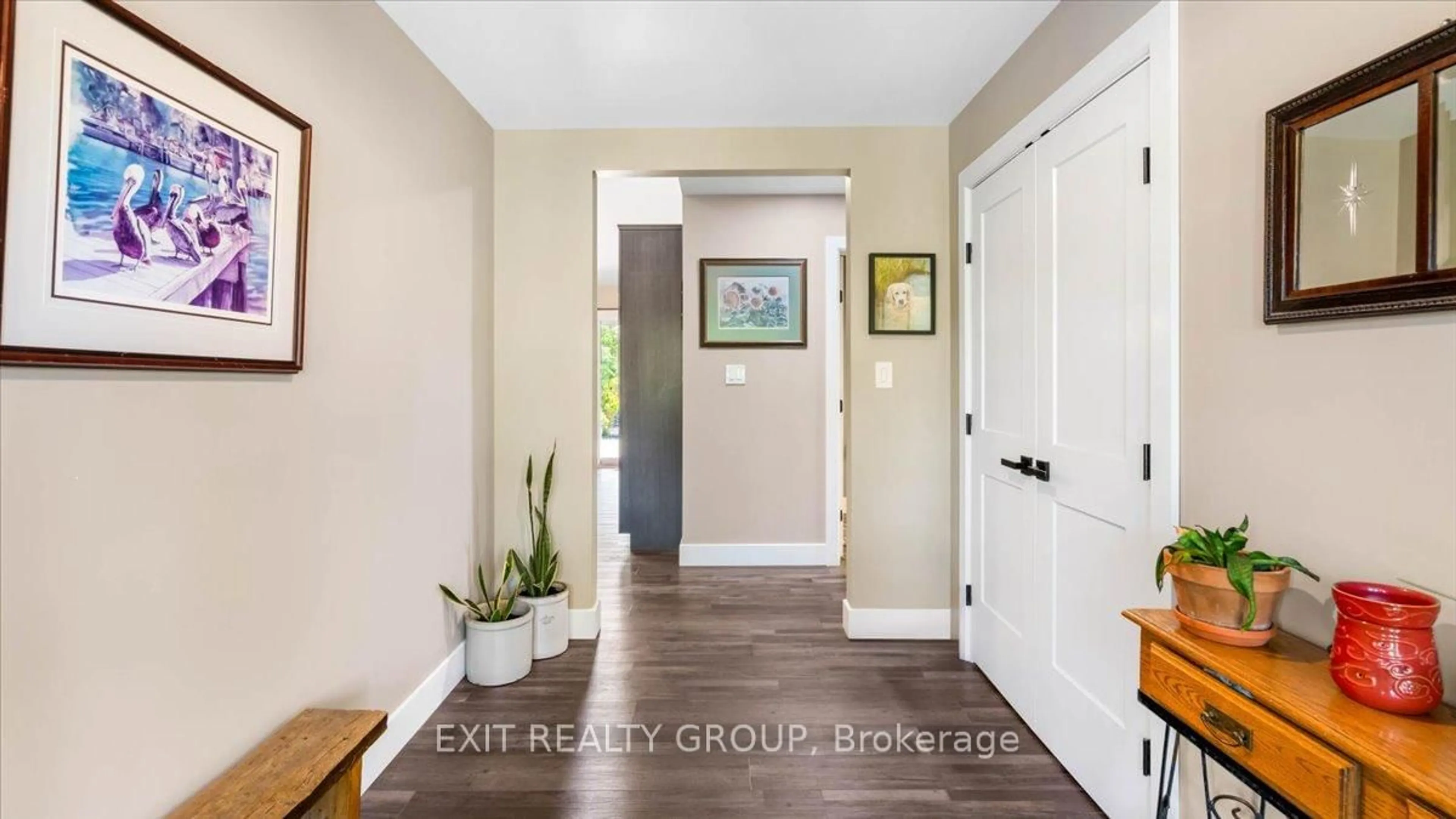 Indoor entryway for 32 Marble Crt, Limoges Ontario K0K 2M0