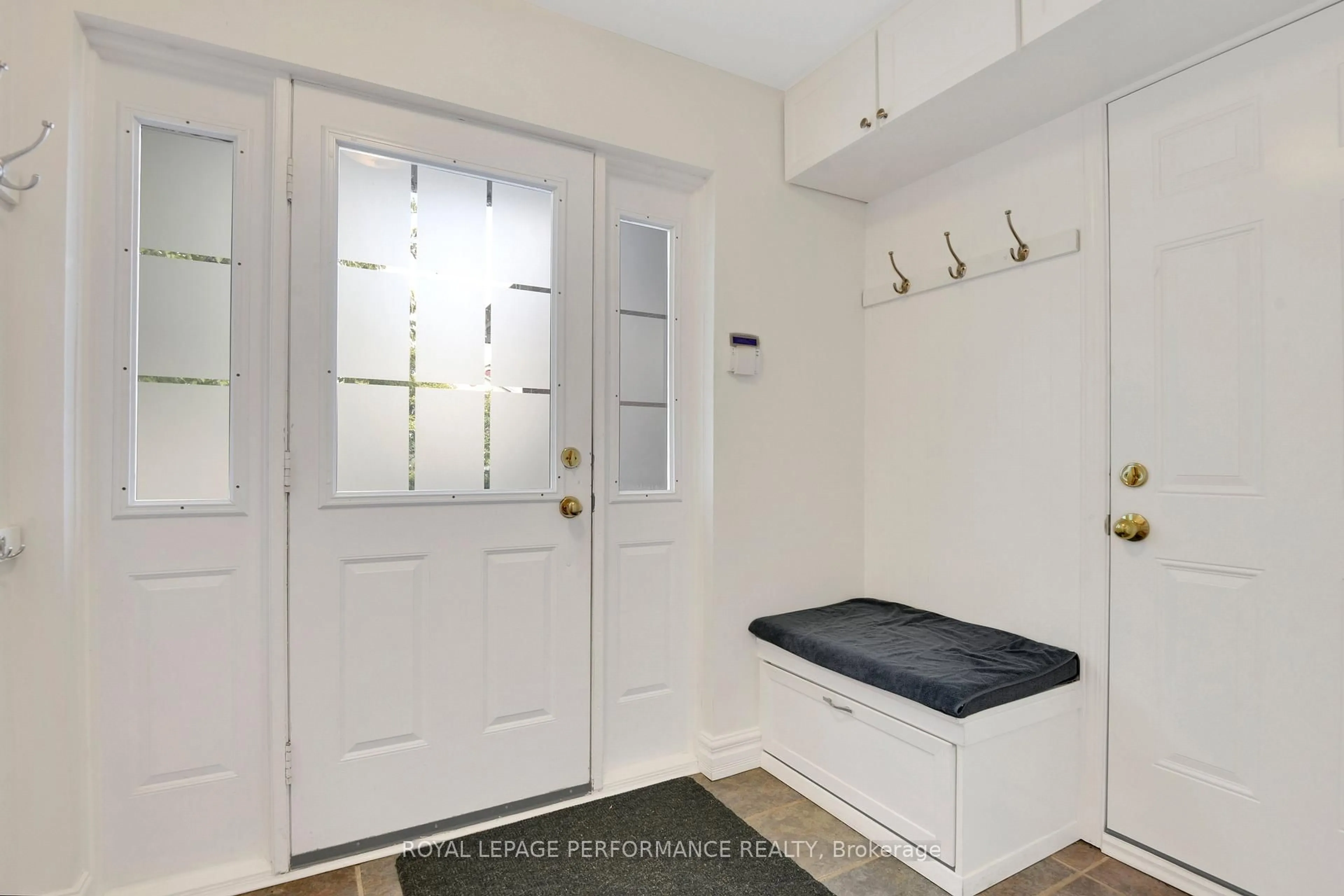 Indoor entryway for 3804 Autumnwood St, Ottawa Ontario K1T 2G8