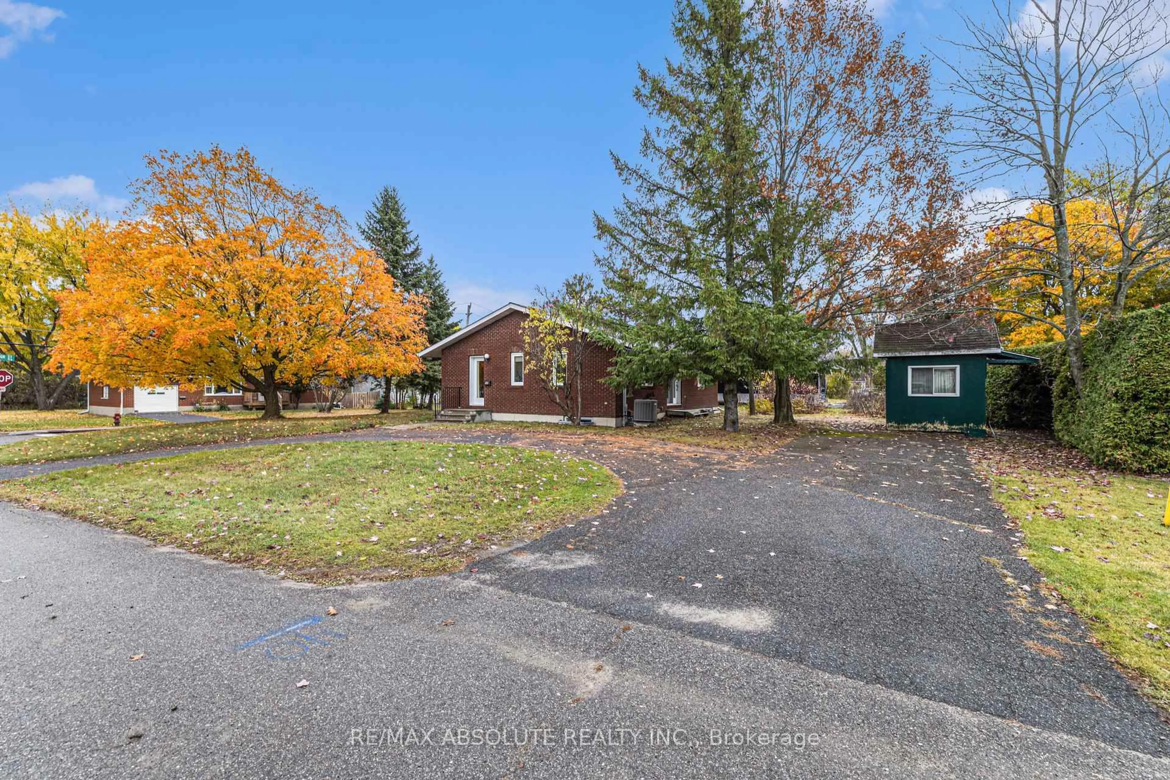 A pic from outside/outdoor area/front of a property/back of a property/a pic from drone, unknown for 133 Arthur St, Arnprior Ontario K7S 1A5