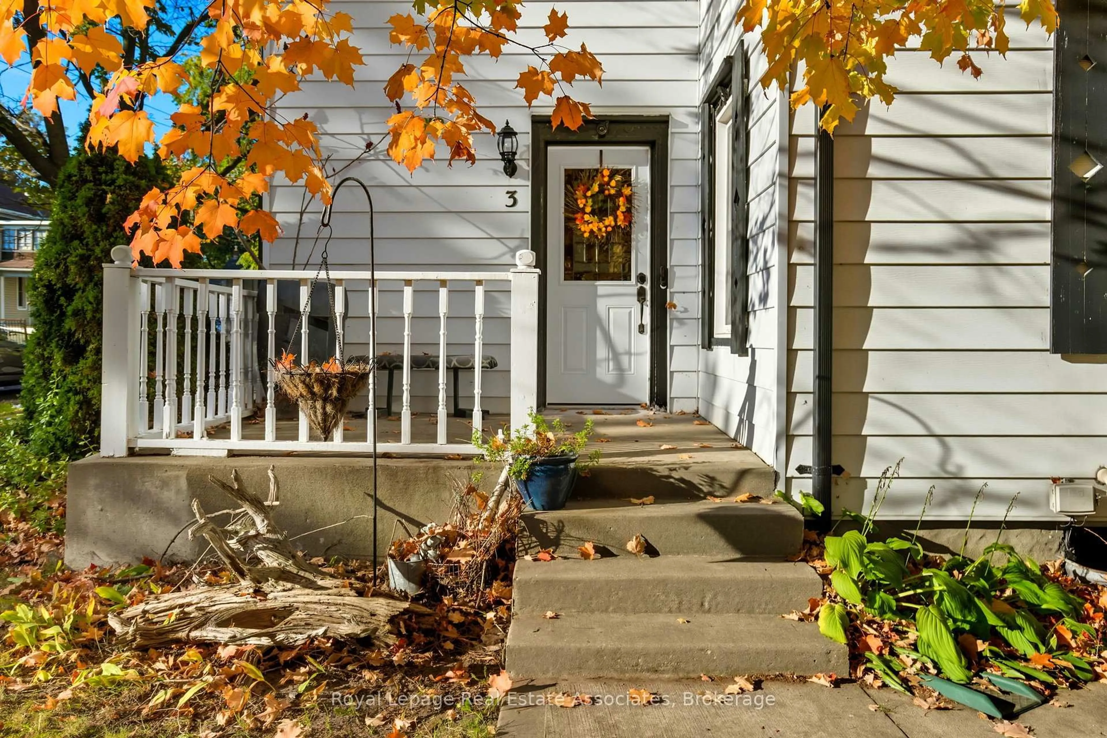 Unknown for 3 Shaw Ave, Cambridge Ontario N3C 1E7