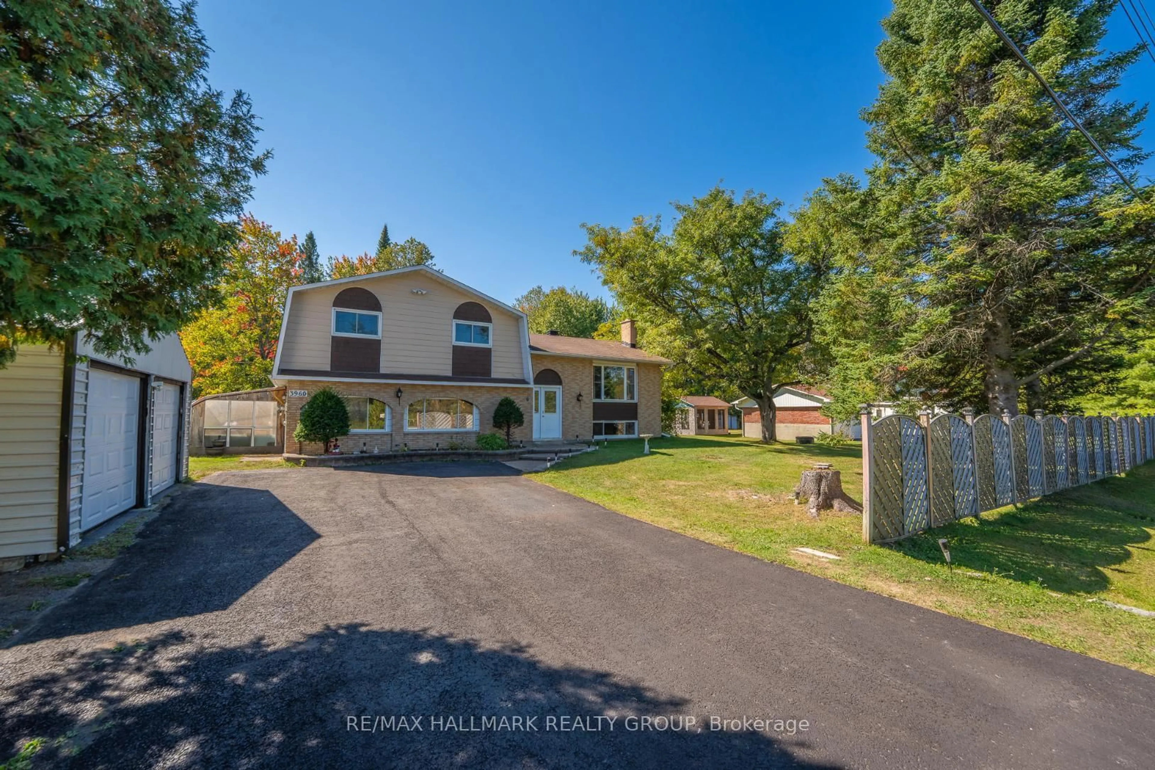 A pic from outside/outdoor area/front of a property/back of a property/a pic from drone, unknown for 3960 Farmers Way, Carlsbad Springs Ontario K0A 1K0