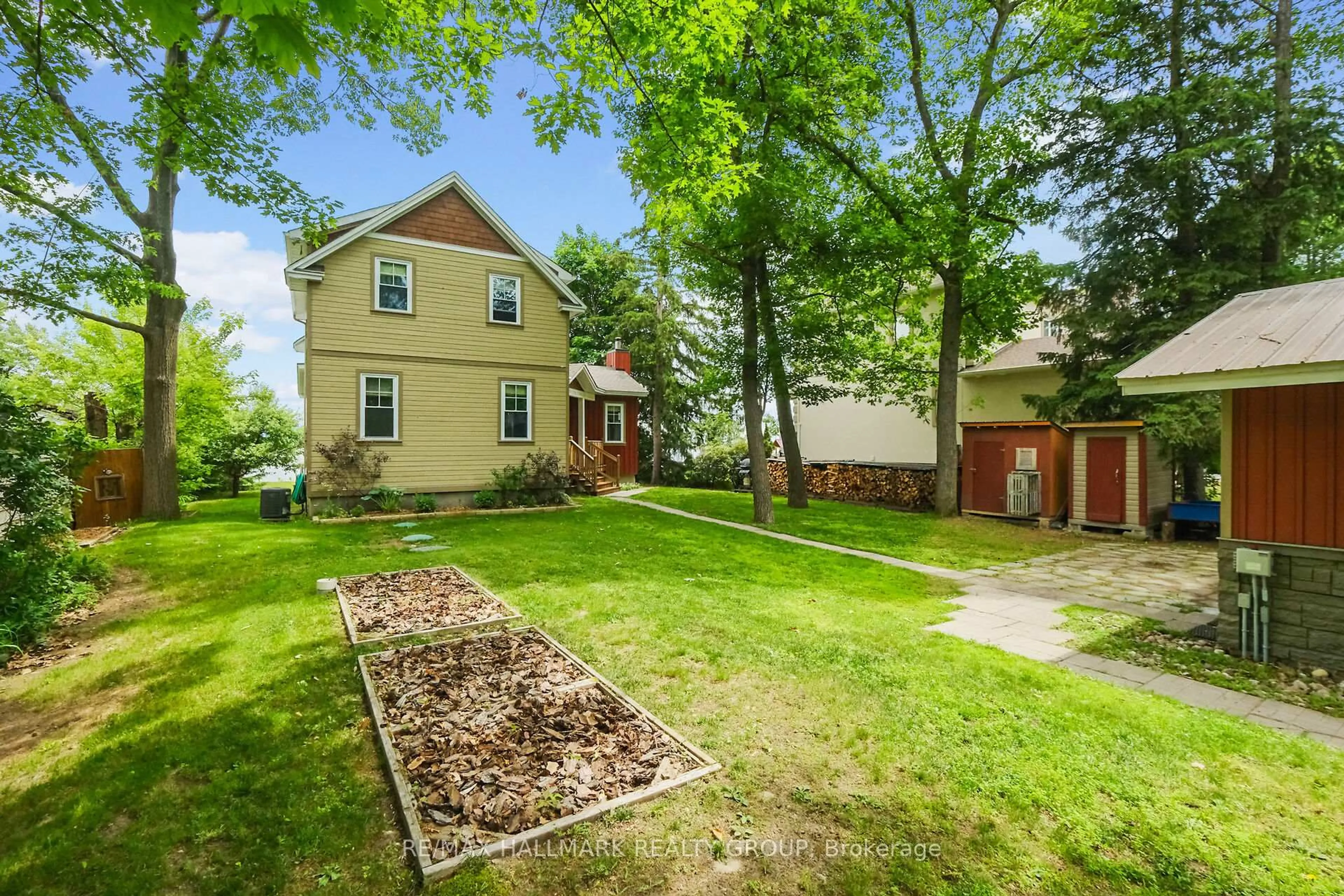 A pic from outside/outdoor area/front of a property/back of a property/a pic from drone, street for 500 Bayview Dr, Ottawa Ontario K0A 3M0