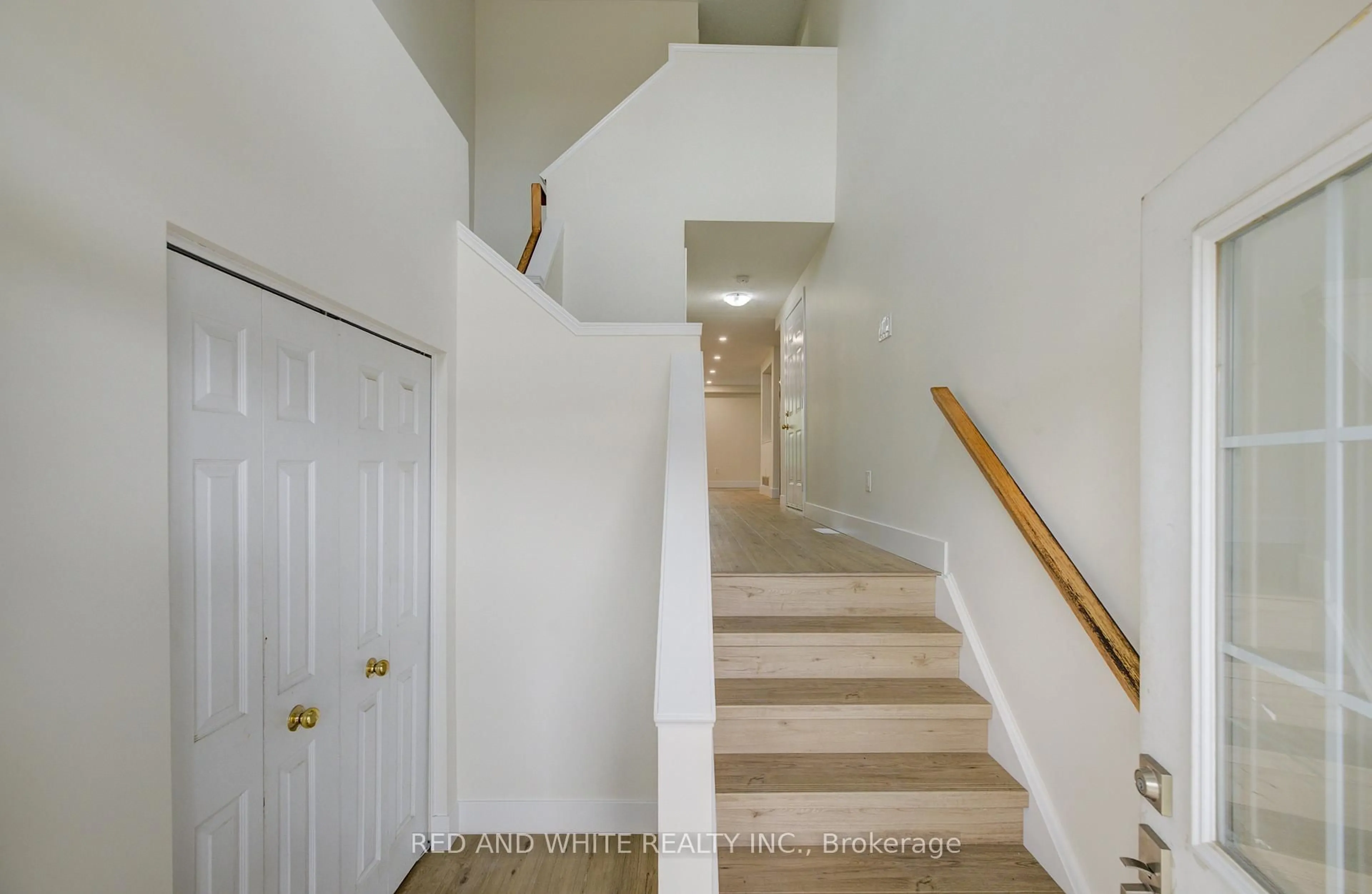 Indoor foyer for 624 Wild Ginger Ave, Waterloo Ontario N2V 2S9