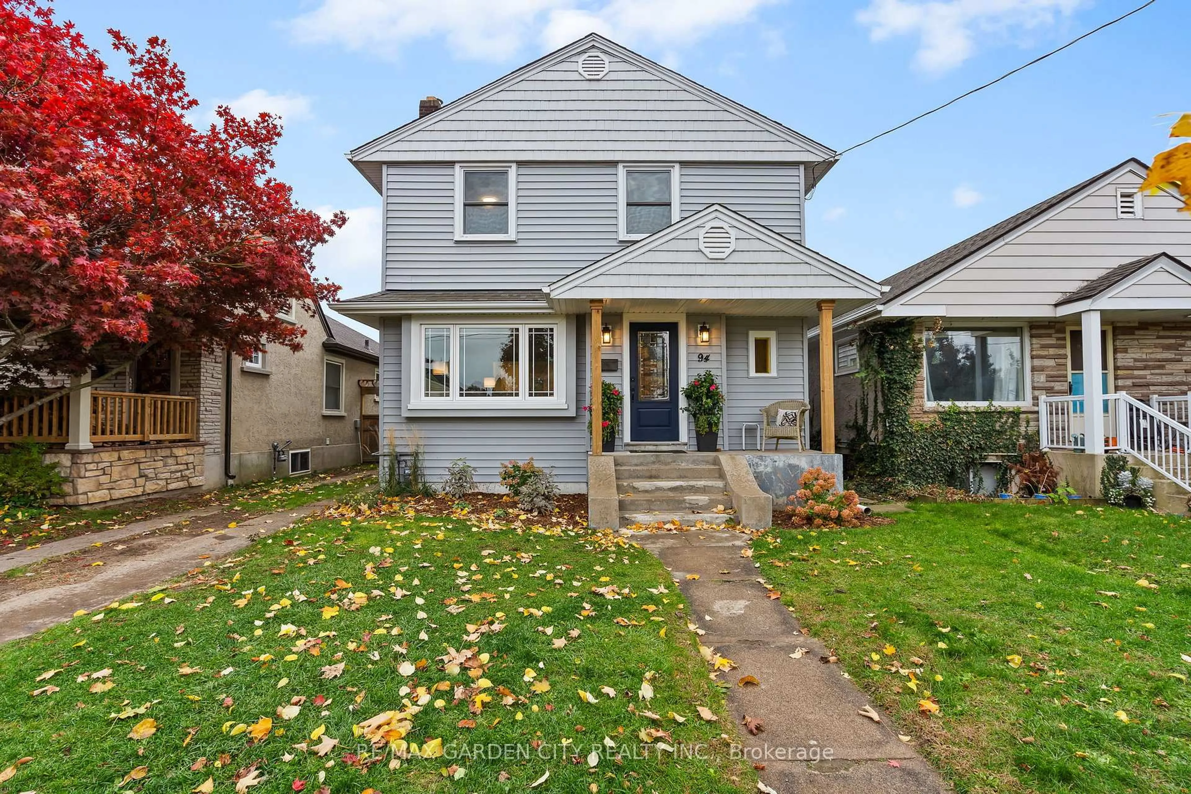 Home with vinyl exterior material, street for 94 St Patrick St, St. Catharines Ontario L2R 1K5