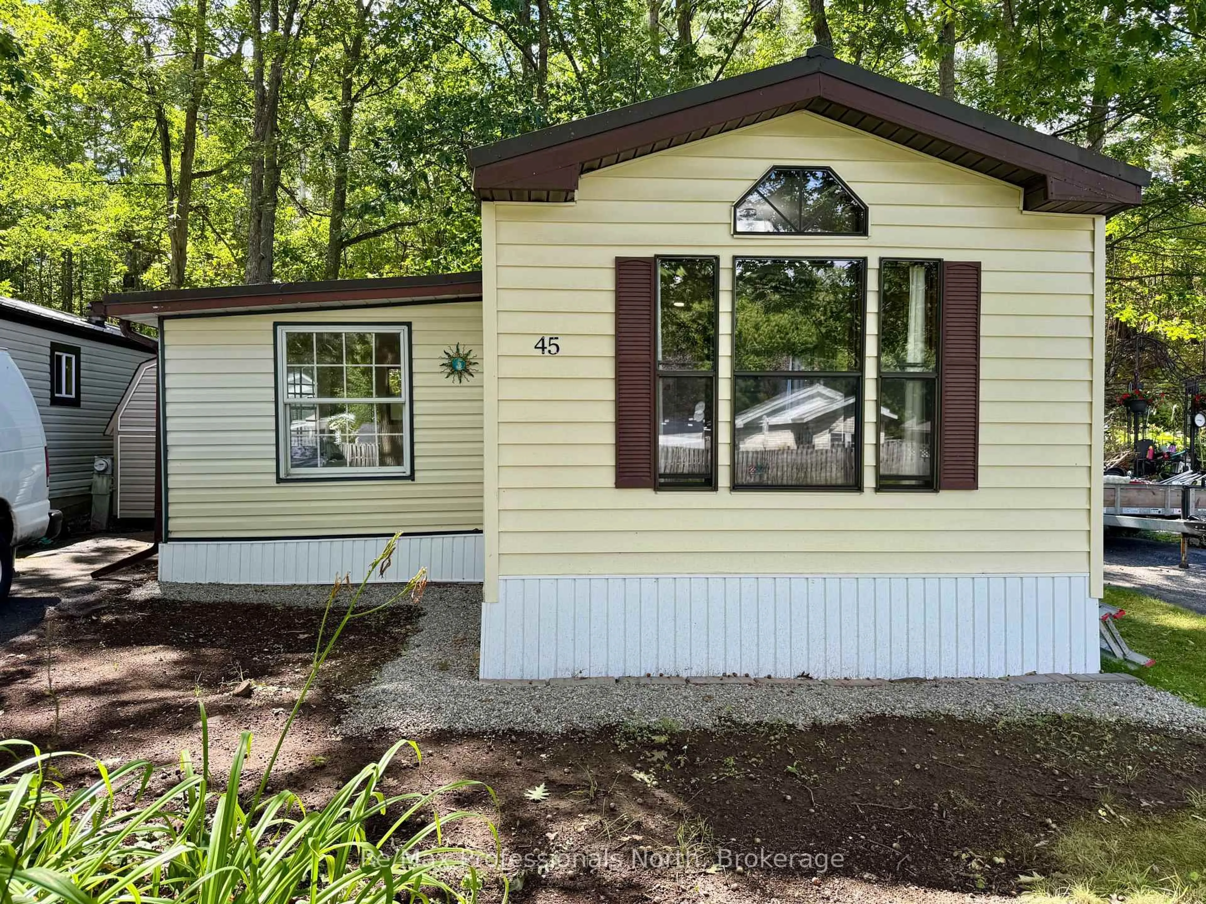 Home with vinyl exterior material, street for 1007 RACOON Rd #45, Gravenhurst Ontario P1P 1R1