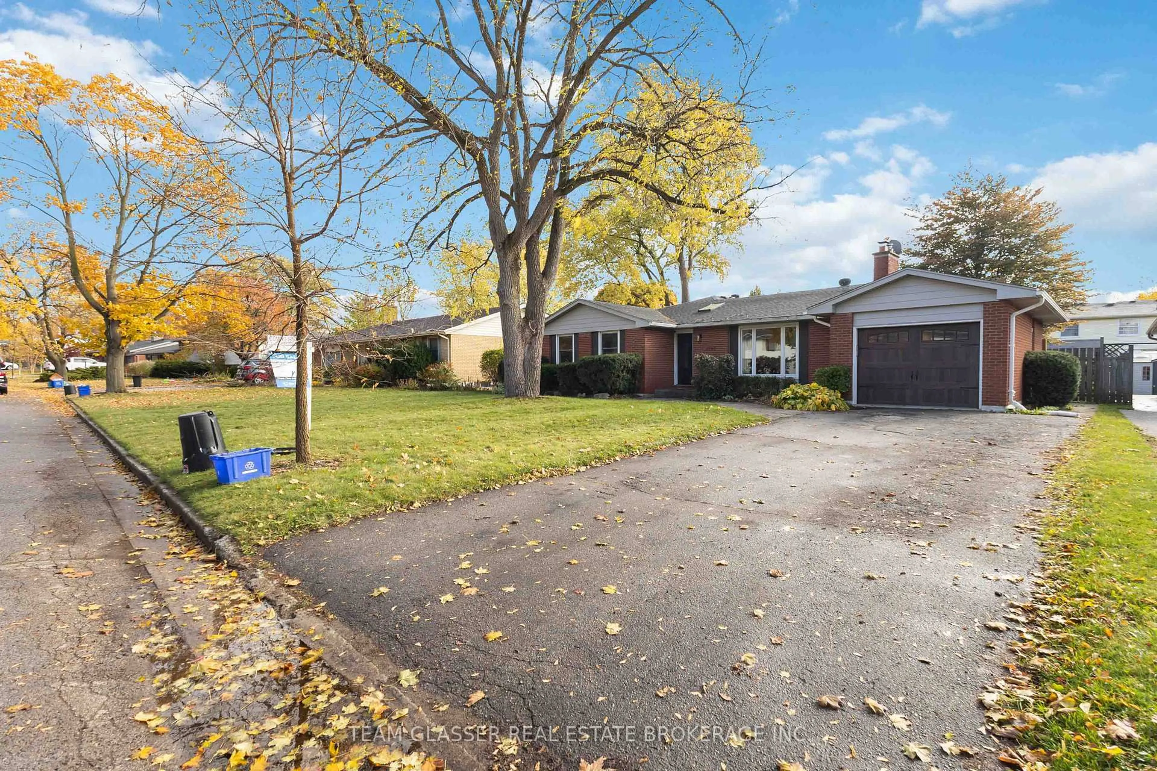 A pic from outside/outdoor area/front of a property/back of a property/a pic from drone, street for 1054 Wembley Rd, London North Ontario N6H 3X6