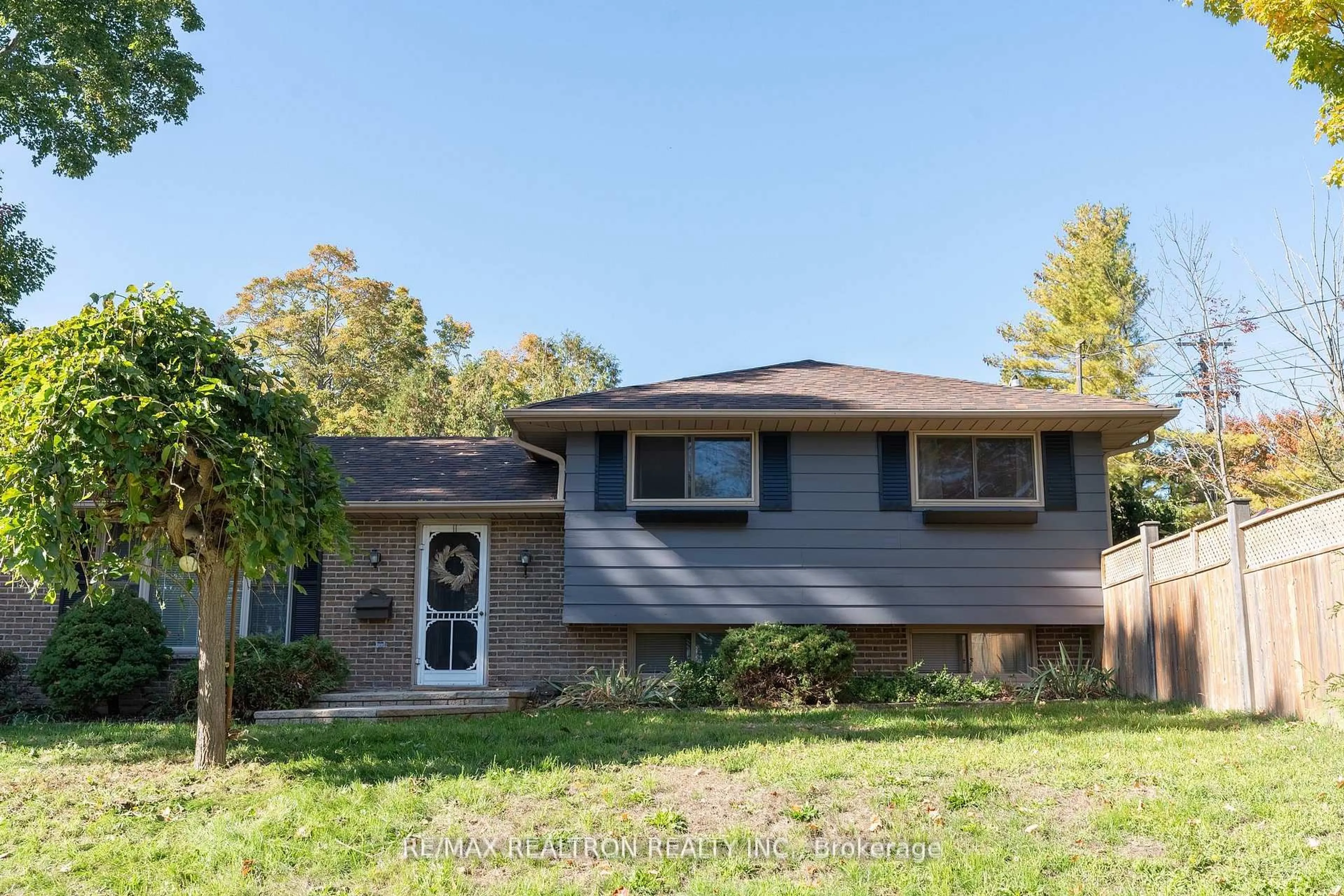 Home with vinyl exterior material, street for 323 Lindan Ave, Selwyn Ontario K9L 1K9