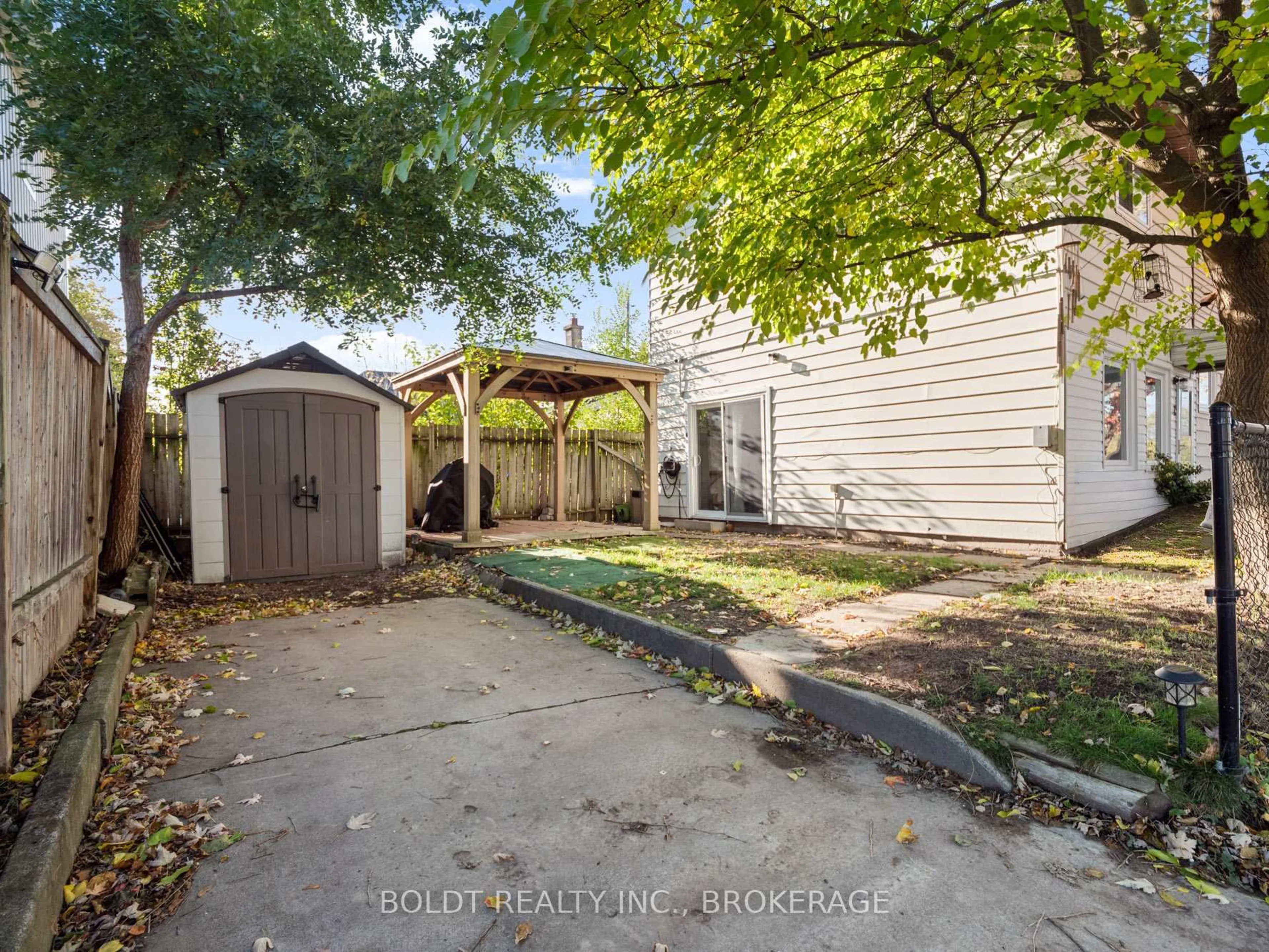 A pic from outside/outdoor area/front of a property/back of a property/a pic from drone, street for 224 Oakdale Ave, St. Catharines Ontario L2P 2K7