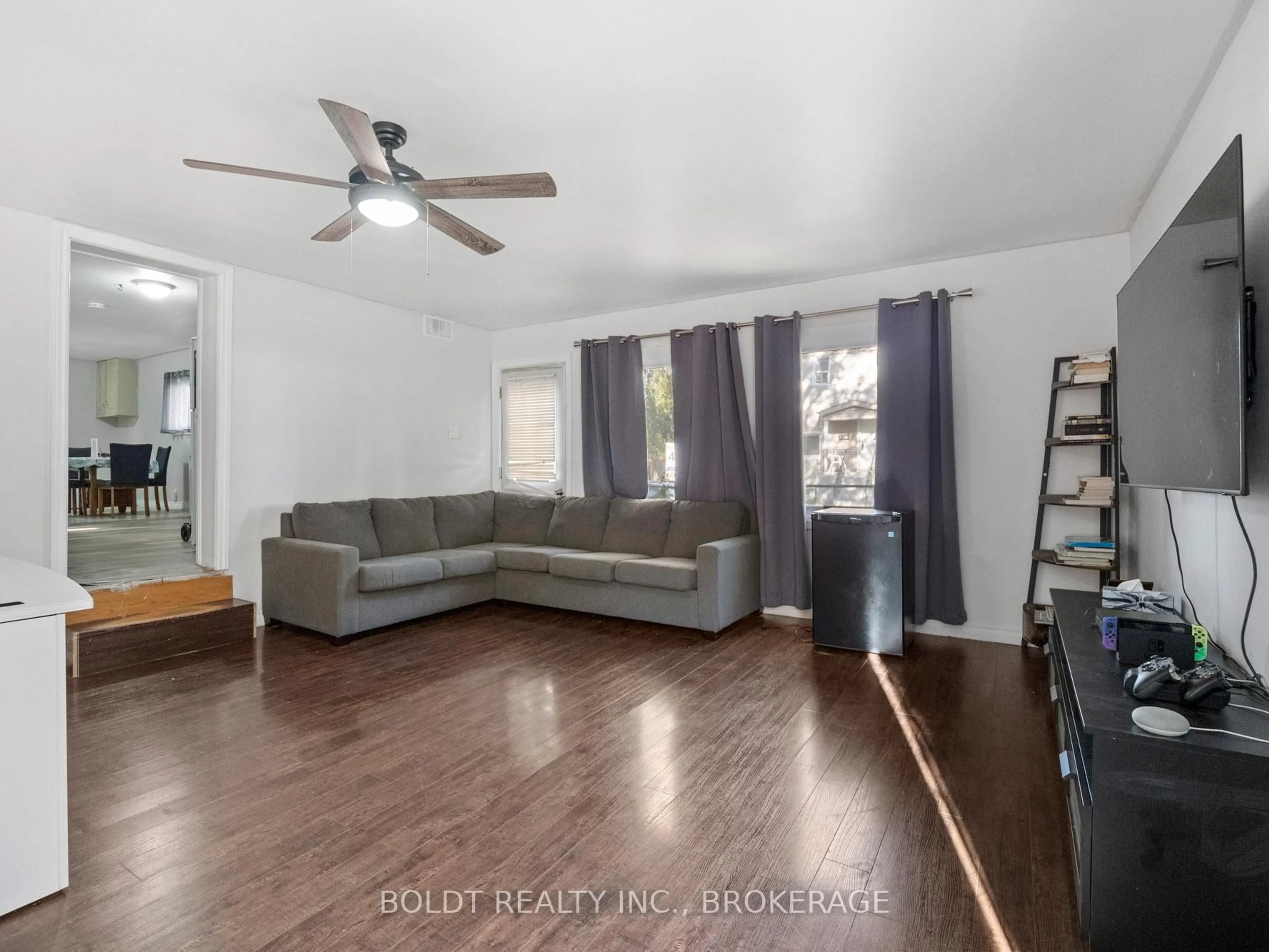 Living room with furniture, wood/laminate floor for 224 Oakdale Ave, St. Catharines Ontario L2P 2K7