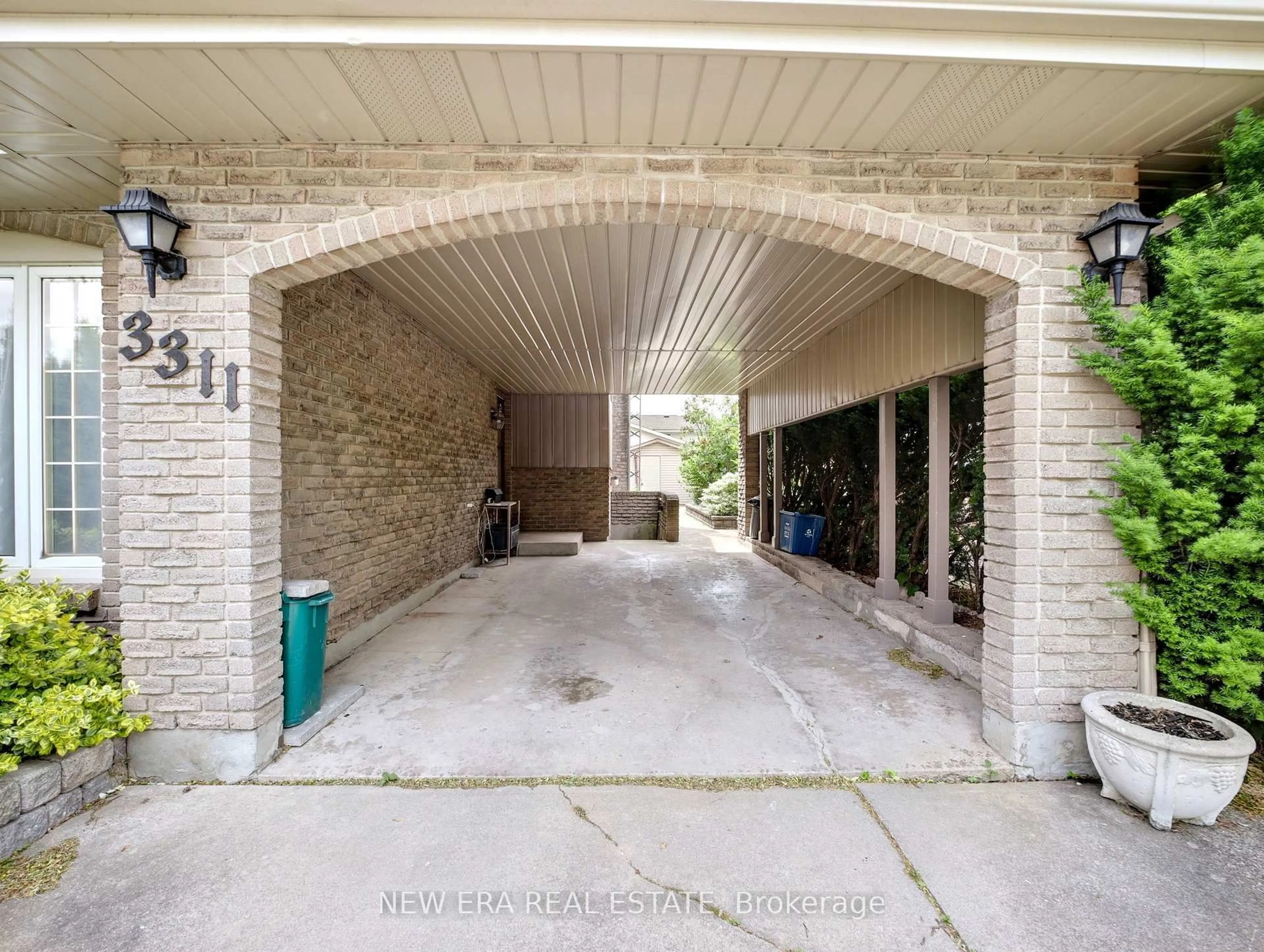 Indoor garage for 3311 Fairway Rd, Niagara Falls Ontario L2J 3R5