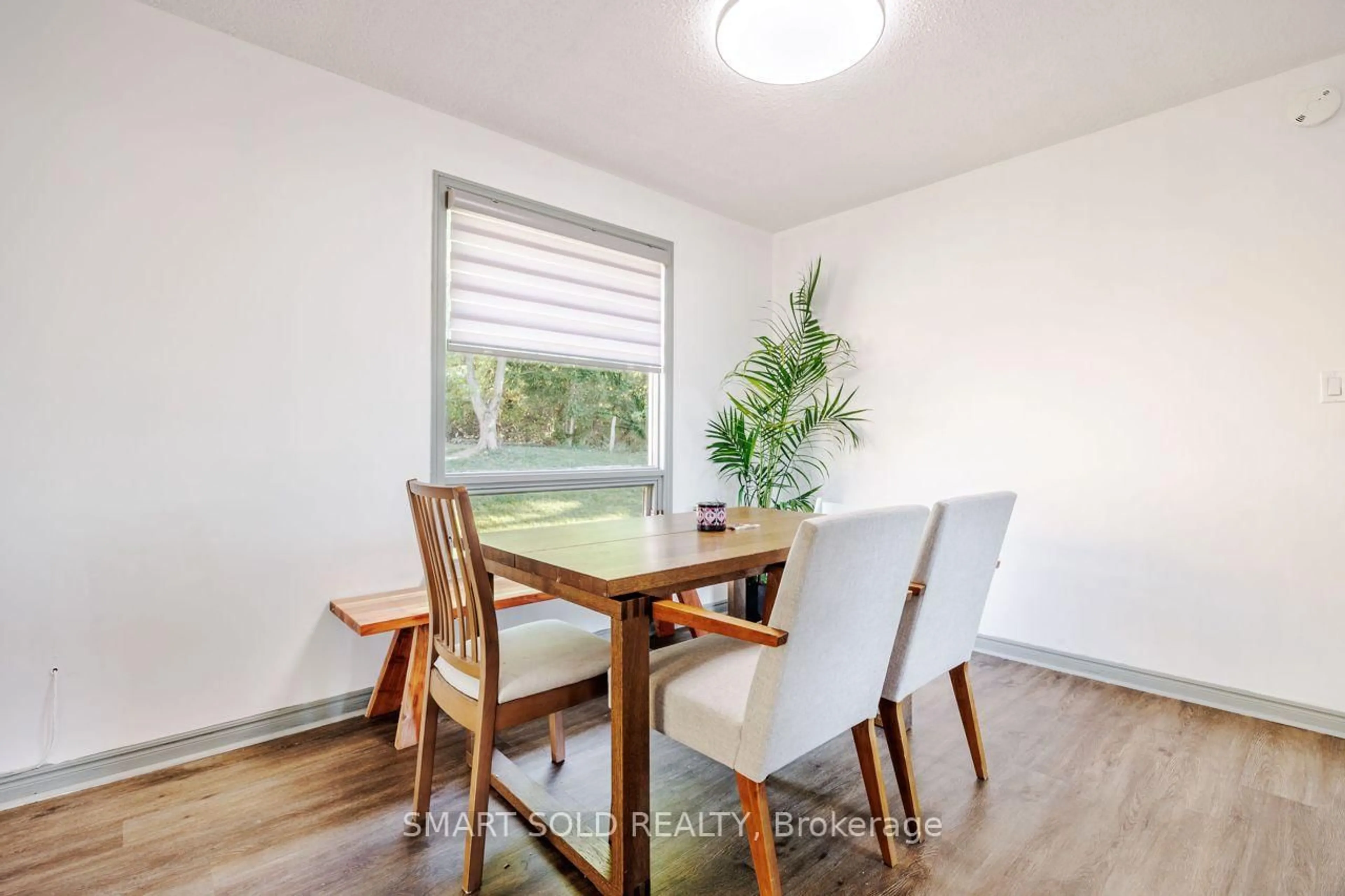 Dining room, wood/laminate floor for 44 Hemlock St, St. Catharines Ontario L2T 4B7